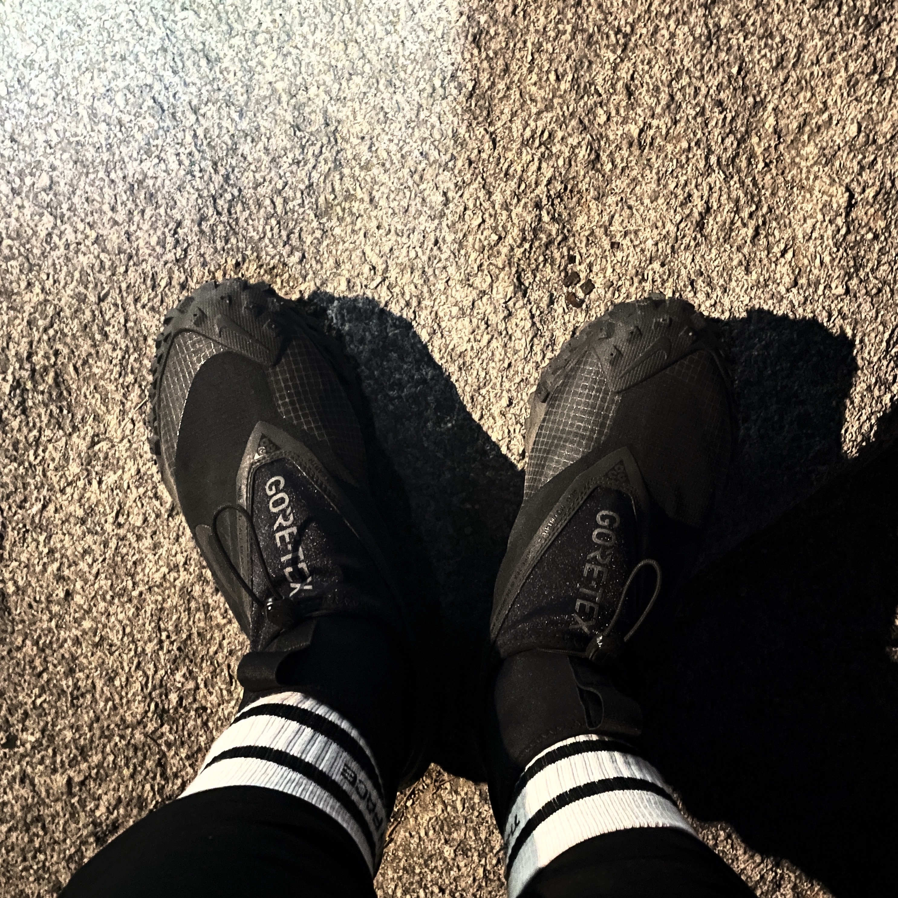 Nike ACG Mountain Fly Gore-Tex Black and Dark Grey 착용 스타일