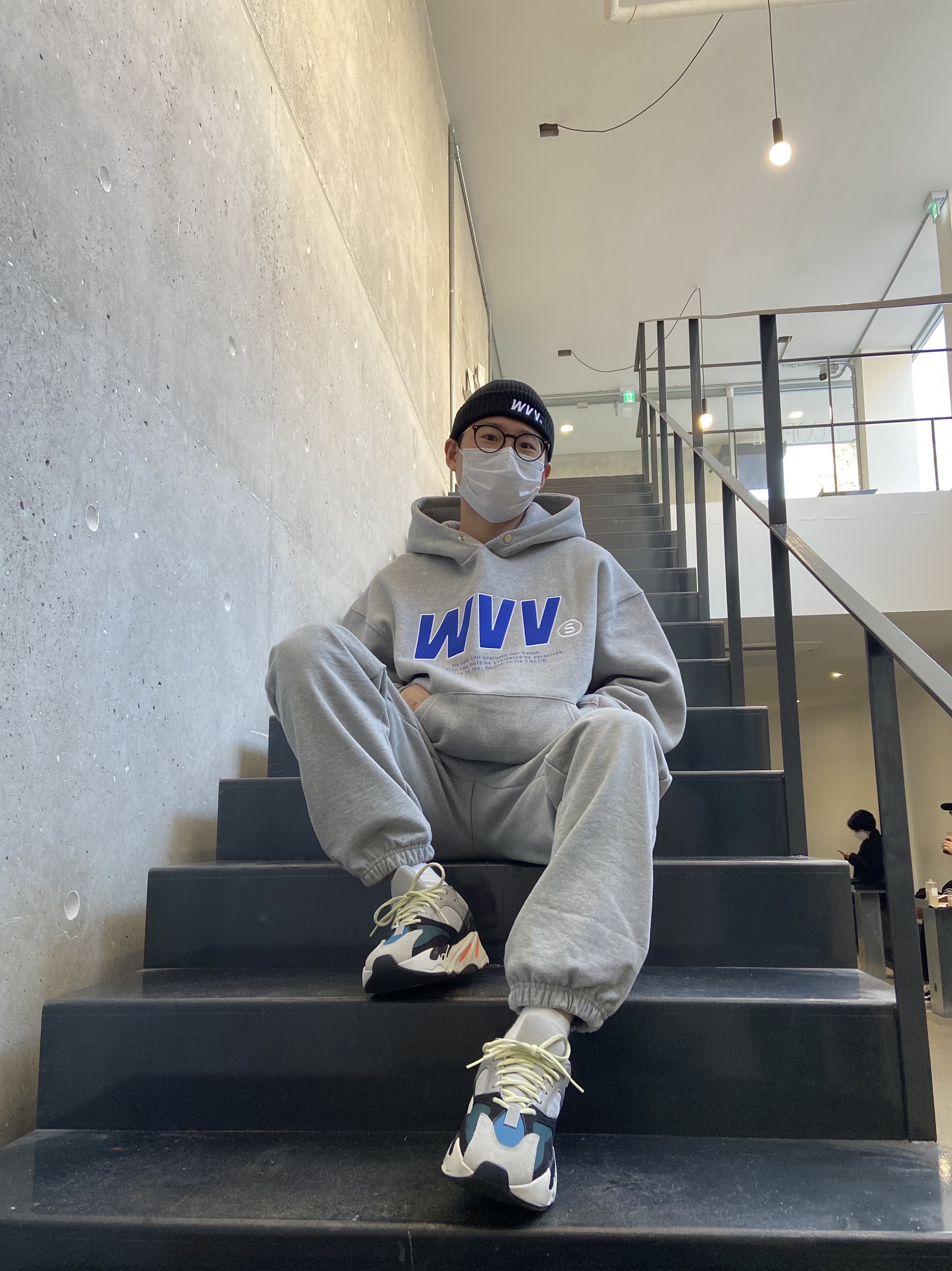 Adidas Yeezy Boost 700 Wave Runner Solid Grey 2017/2019 착용 스타일
