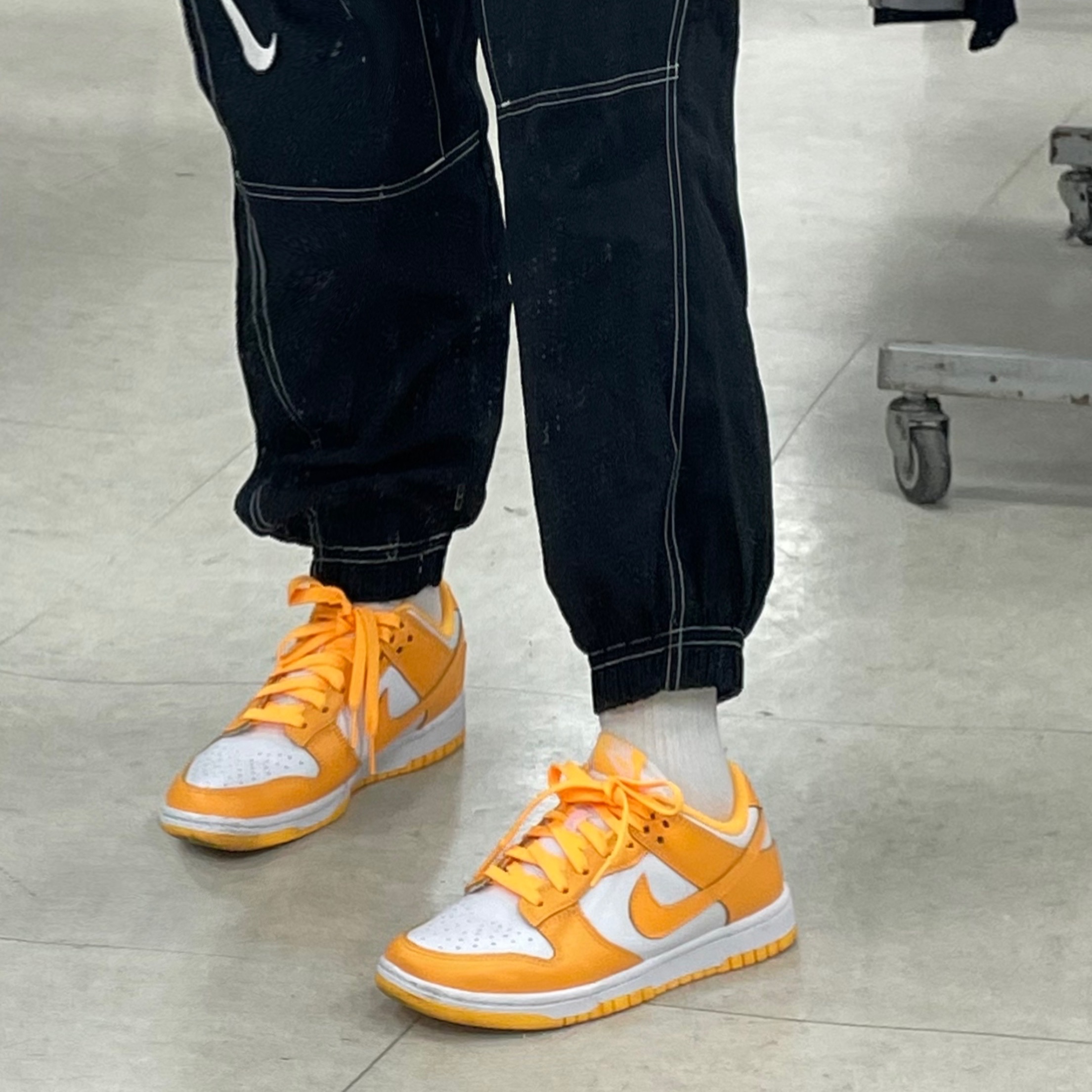 (W) Nike Dunk Low Laser Orange 착용 스타일 - 2