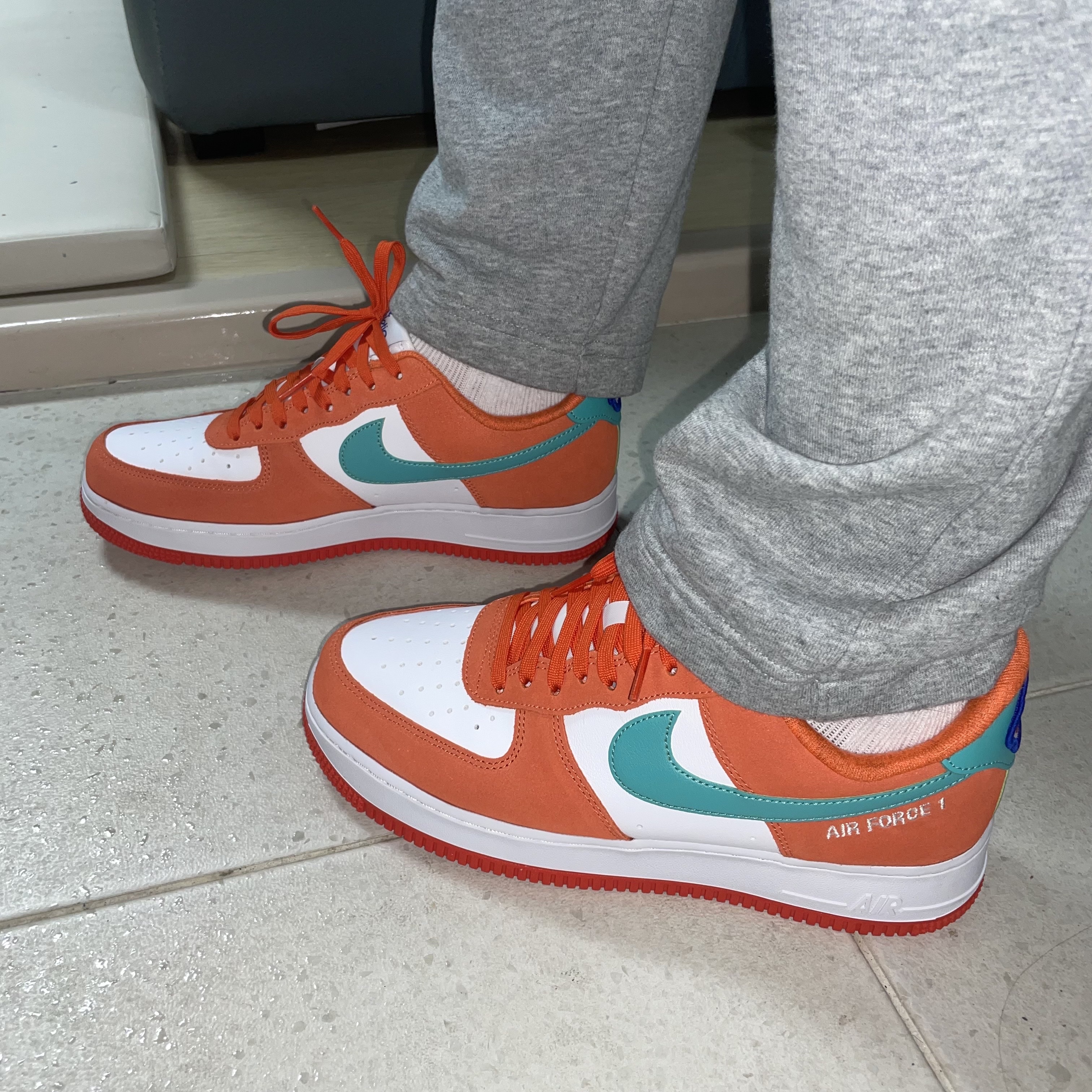 Nike Air Force 1 '07 LV8 Athletic Club Rush Orange Washed Teal 착용 스타일 - 1