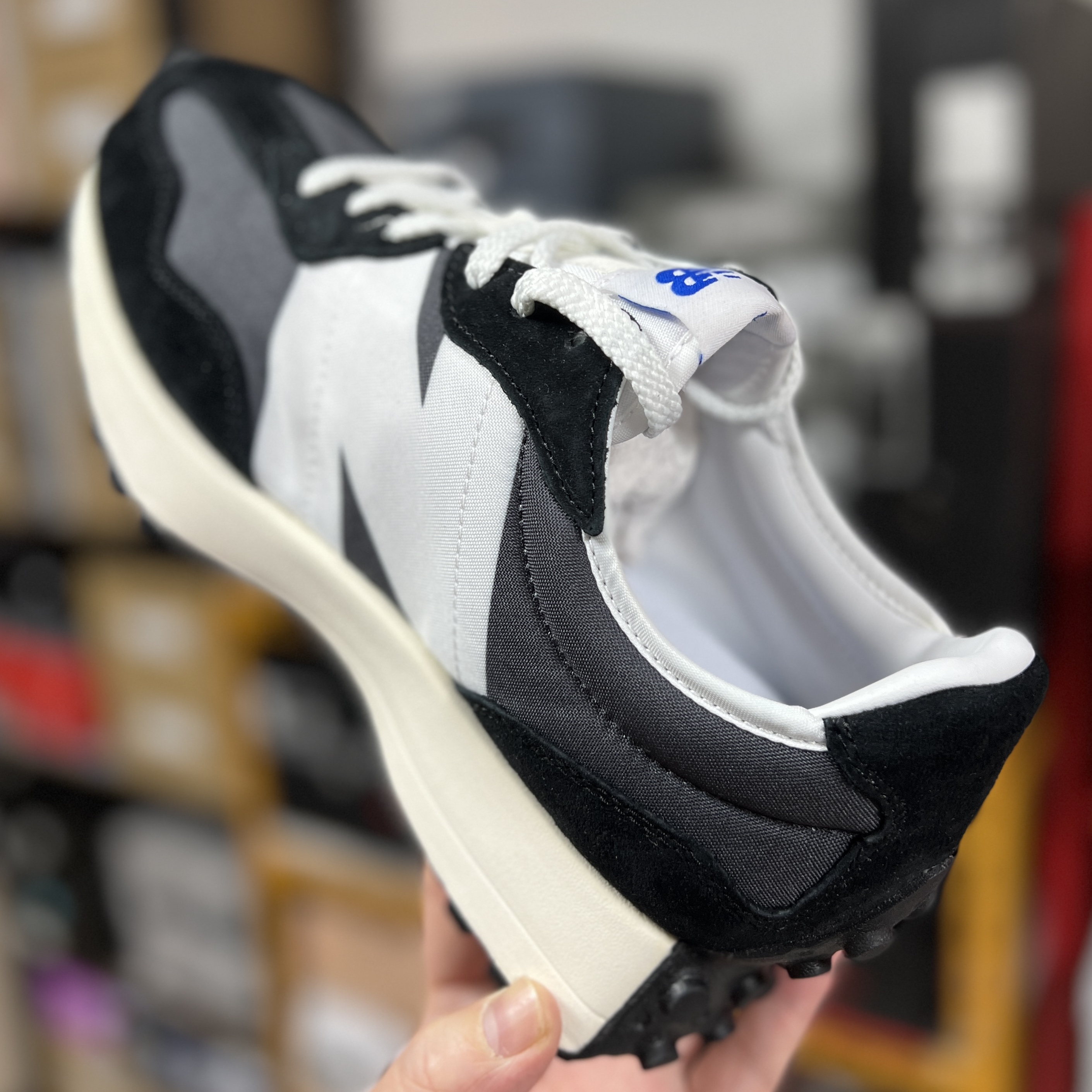 New Balance 327 Black White 착용 스타일 - 2