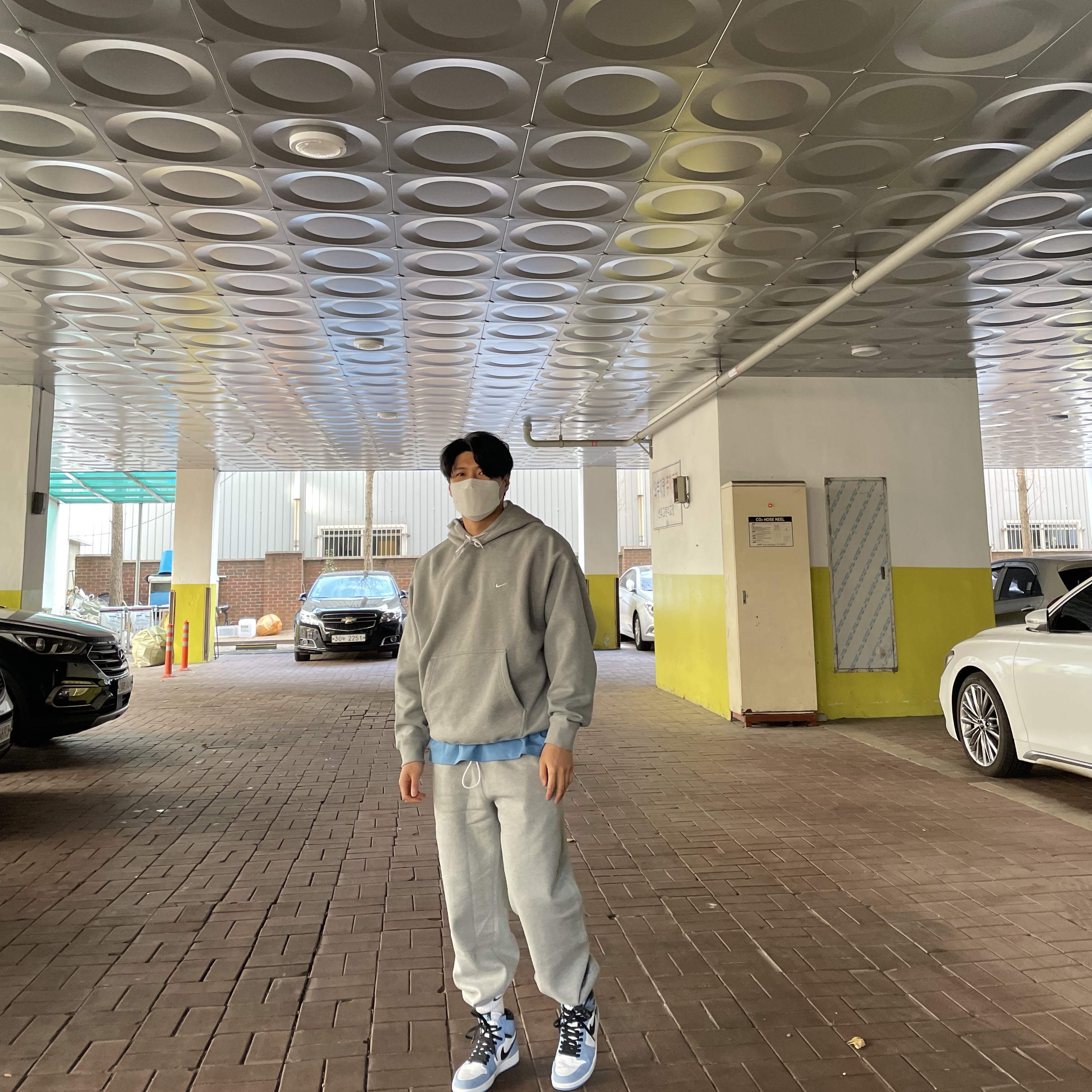 (W) Nike NRG Solo Swoosh Fleece Pants Dark Grey Heather - US/EU, Nike NRG Solo Swoosh Fleece Hoodie Dark Grey Heather - Asia 착용 스타일 - 3