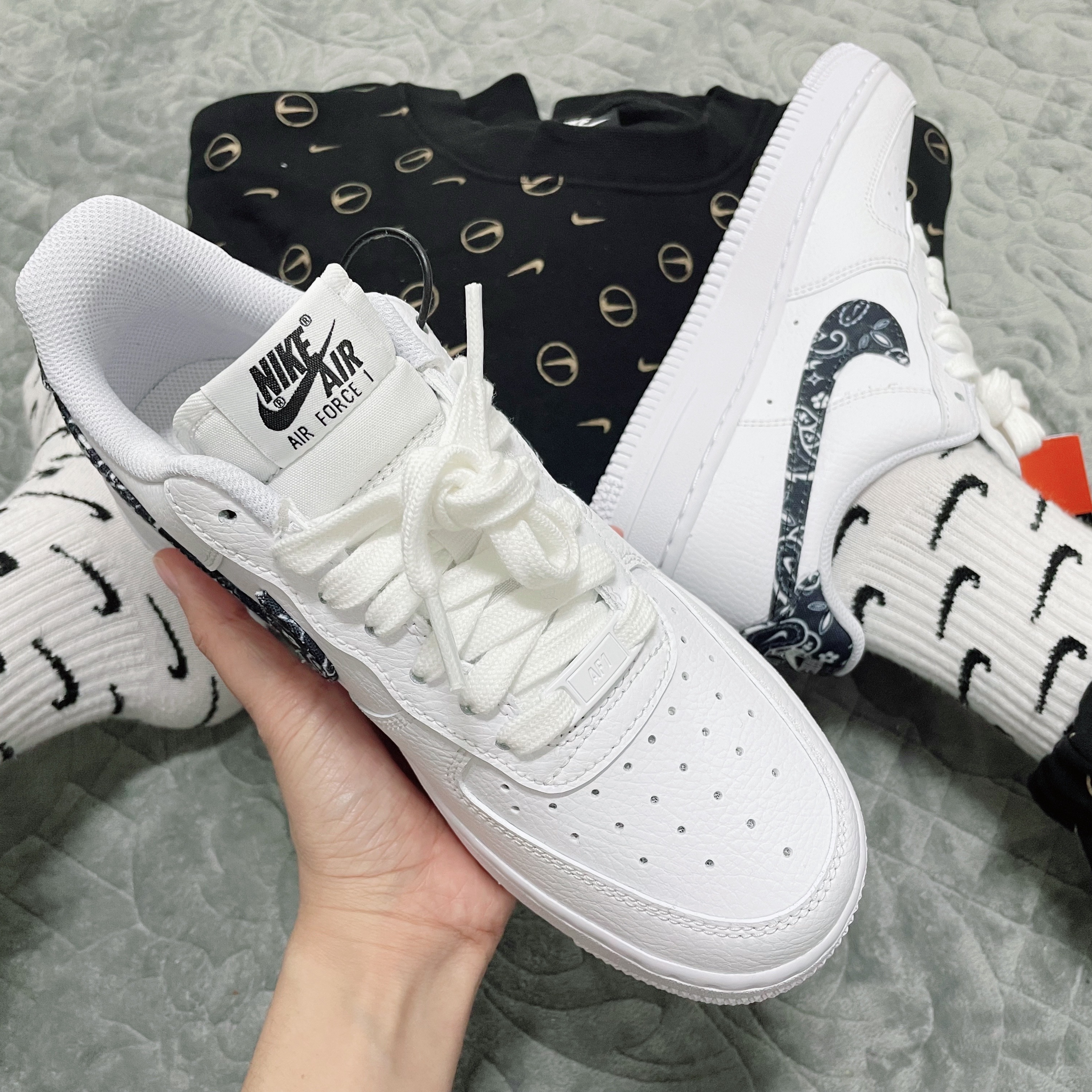 (W) Nike Air Force 1 '07 Essential Paisley Swoosh White Black 착용 스타일 - 3