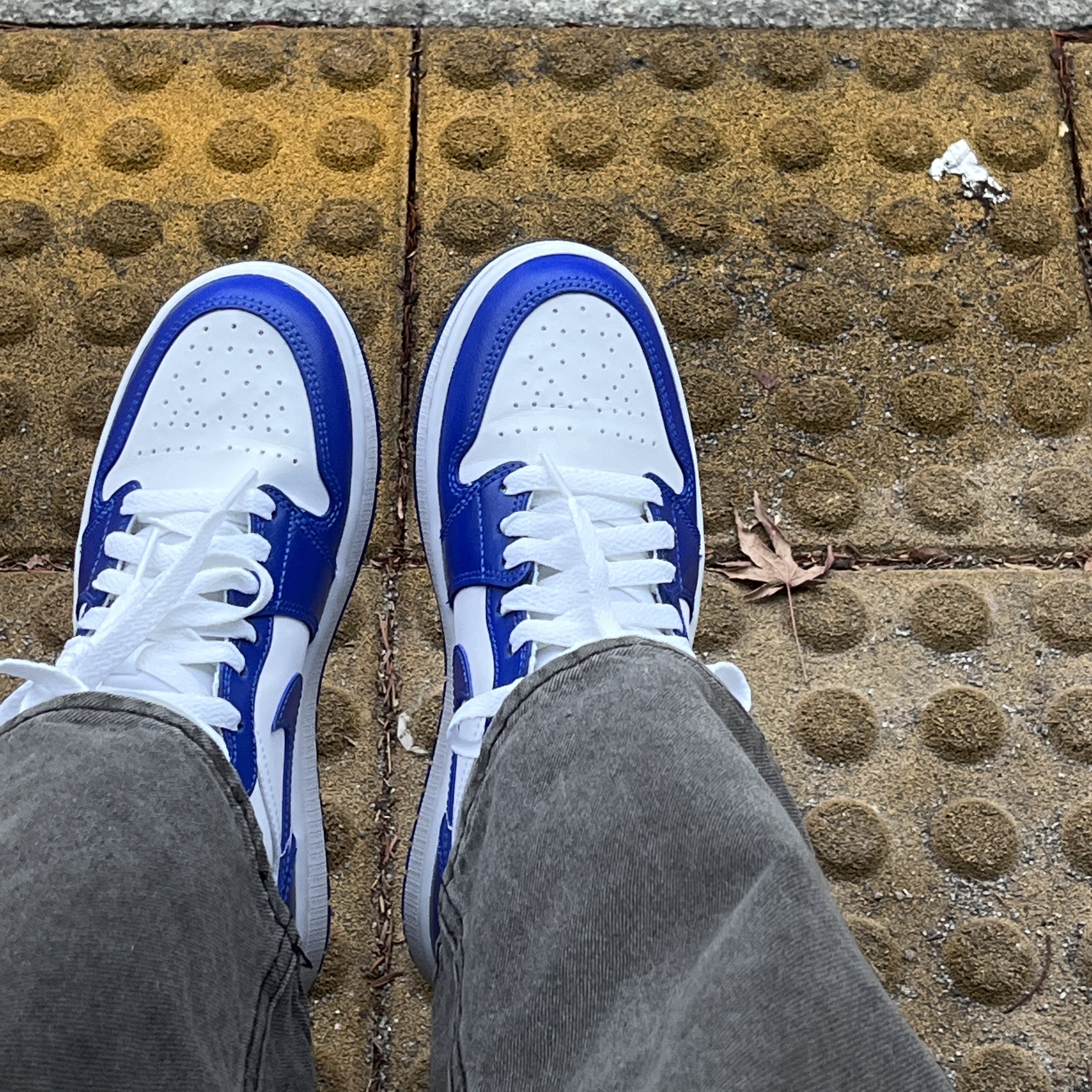 (W) Jordan 1 Mid White Hyper Royal 착용 스타일