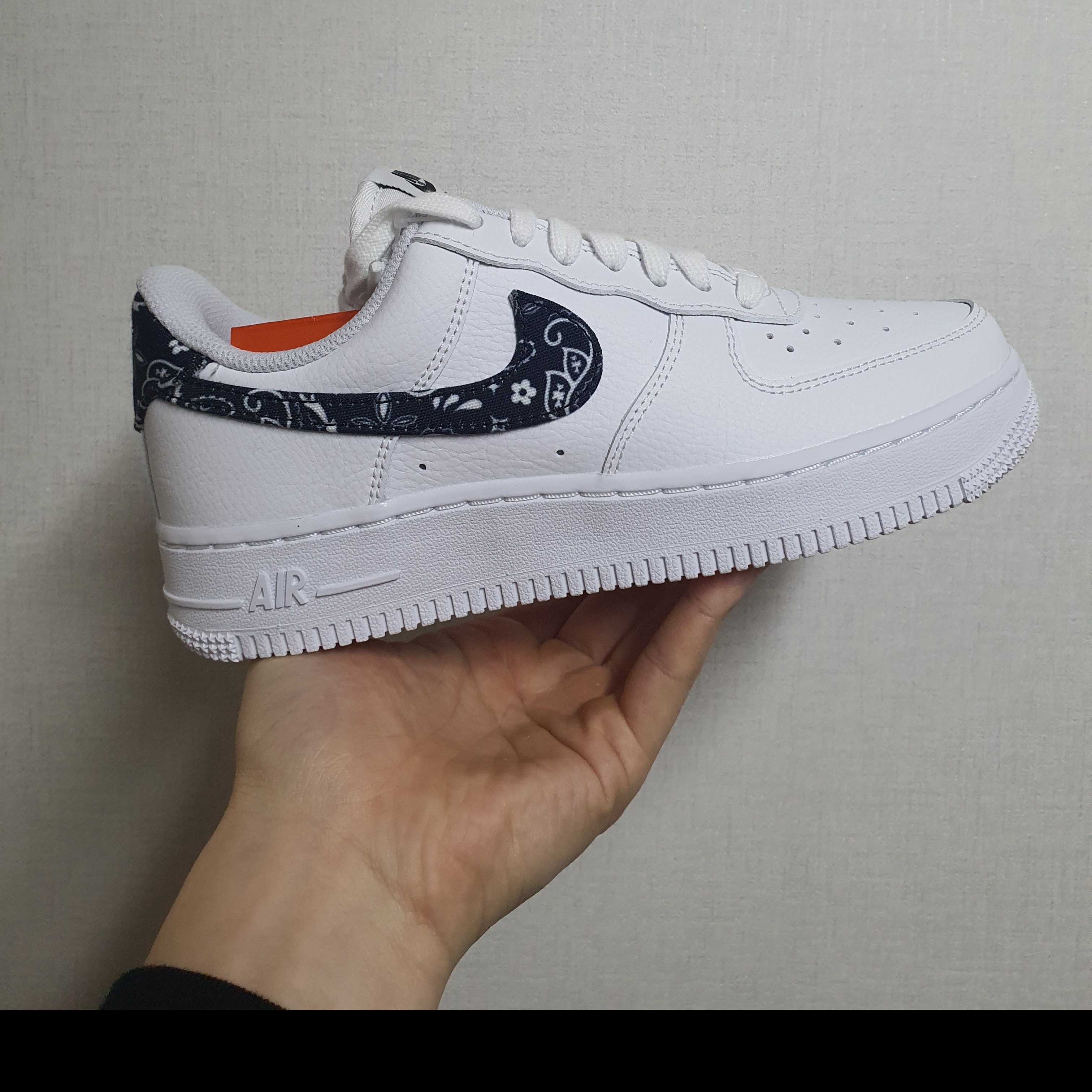 (W) Nike Air Force 1 '07 Essential Paisley Swoosh White Black 착용 스타일