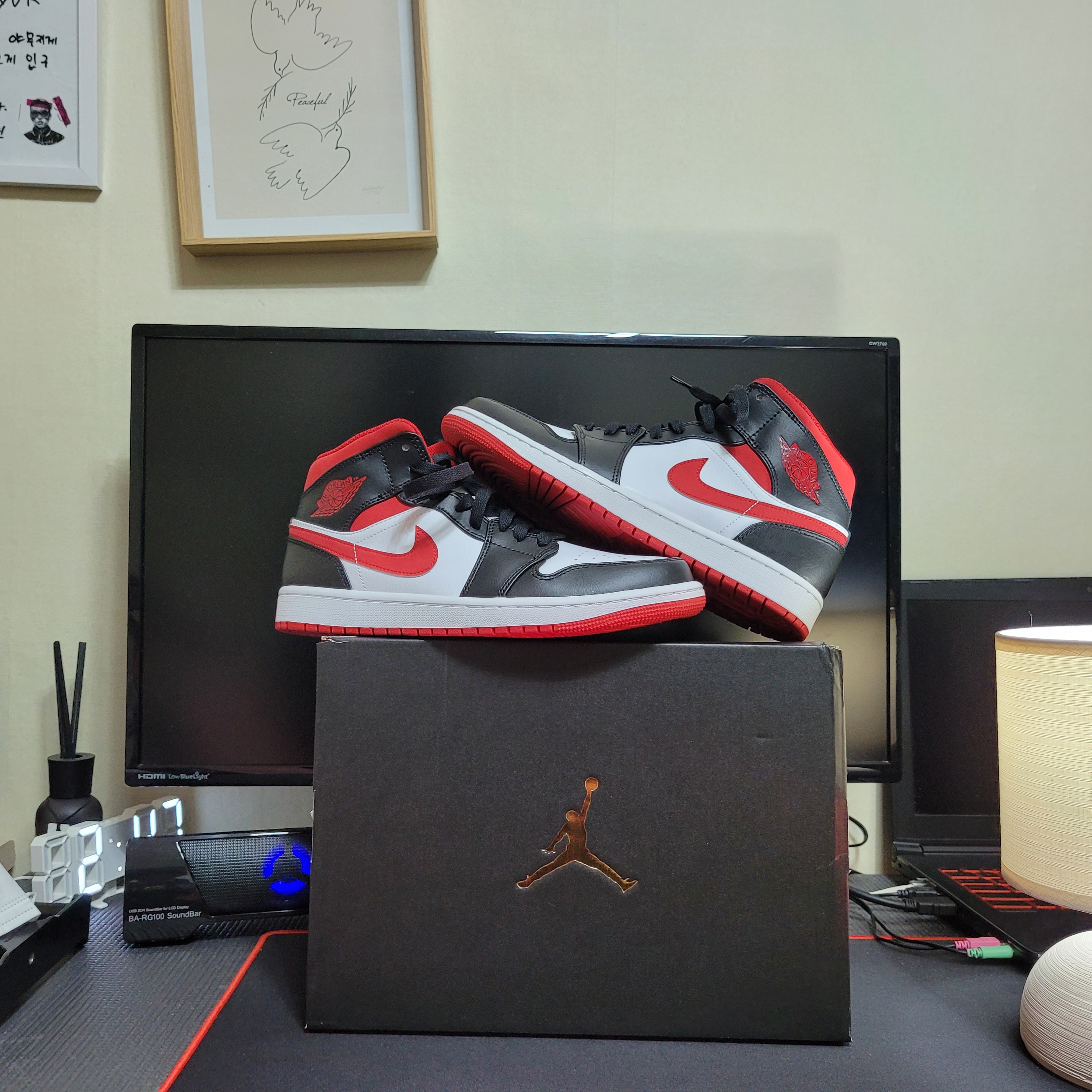 Jordan 1 Mid Gym Red Black White 착용 스타일