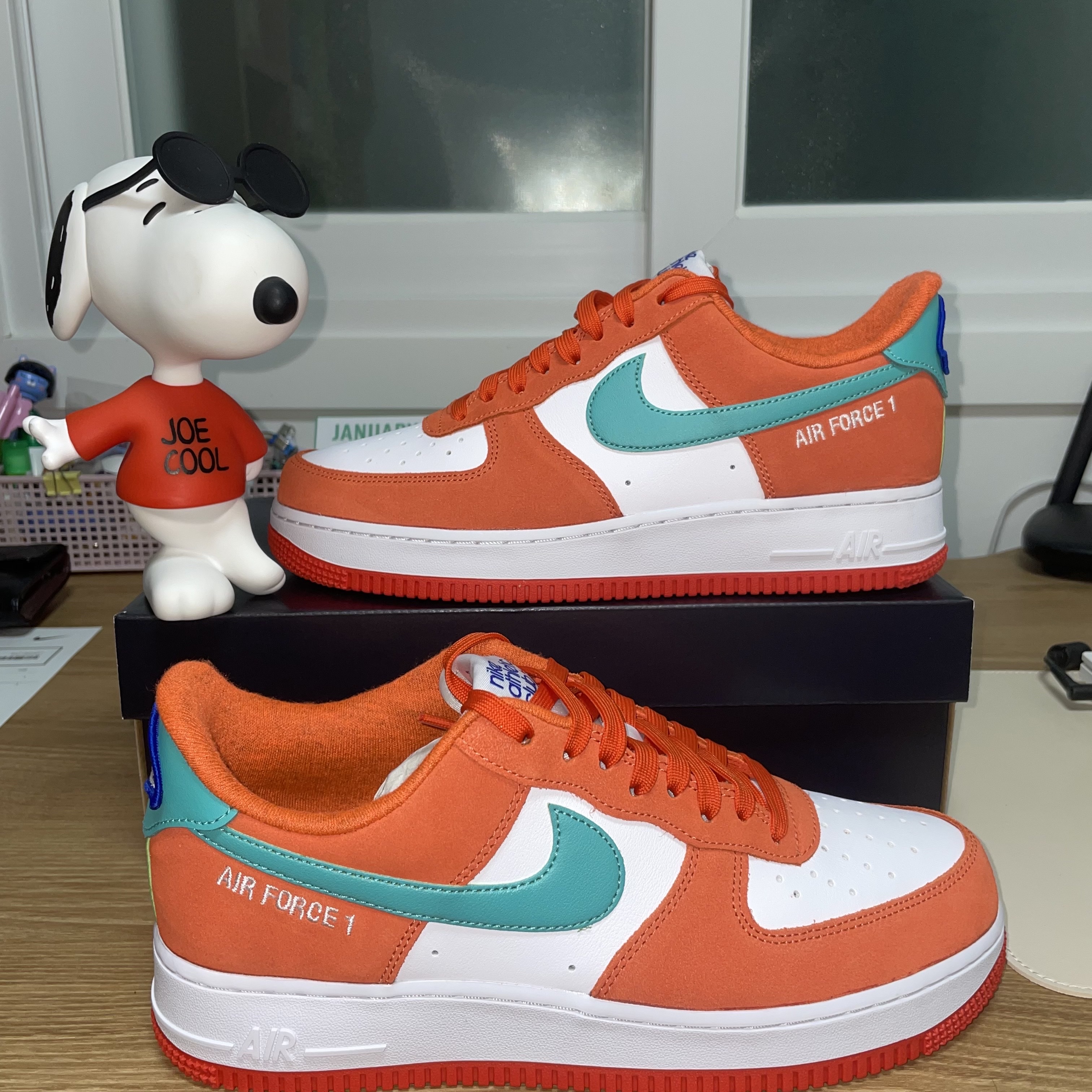 Nike Air Force 1 '07 LV8 Athletic Club Rush Orange Washed Teal 착용 스타일 - 2