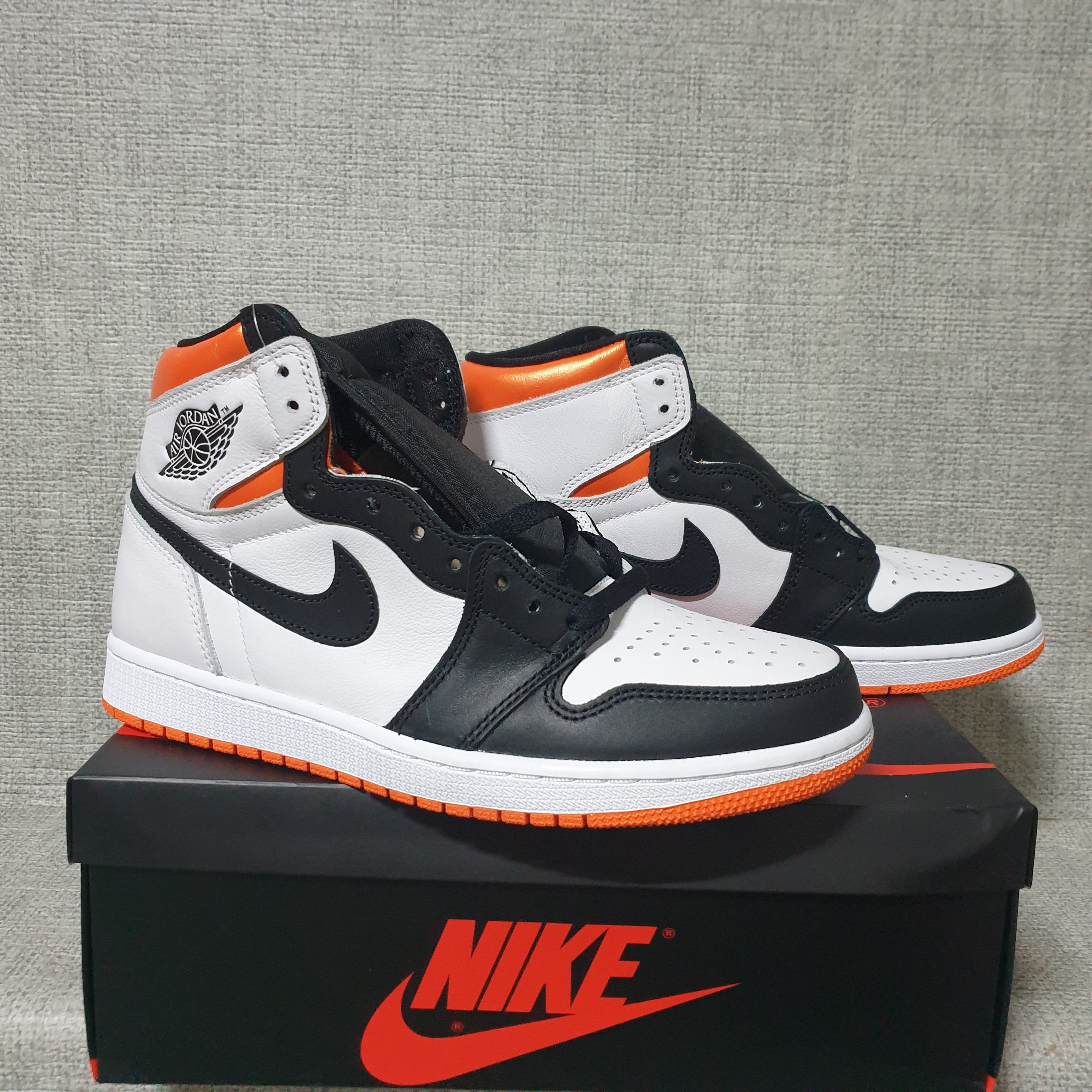 Nike x Sacai Blazer Low Magma Orange, Jordan 1 Retro High OG Electro Orange 착용 스타일 - 3