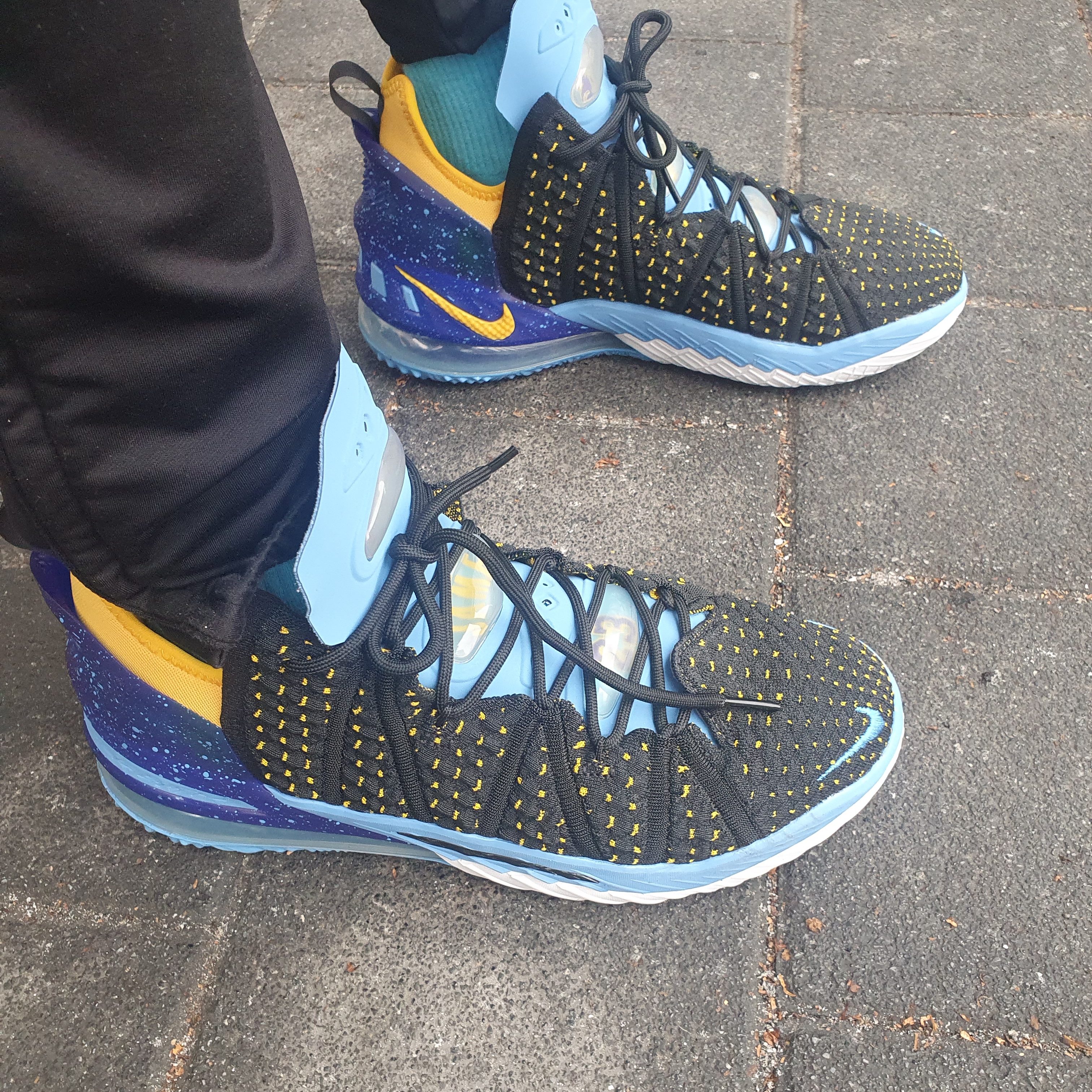 Nike LeBron 18 Minneapolis Lakers 착용 스타일