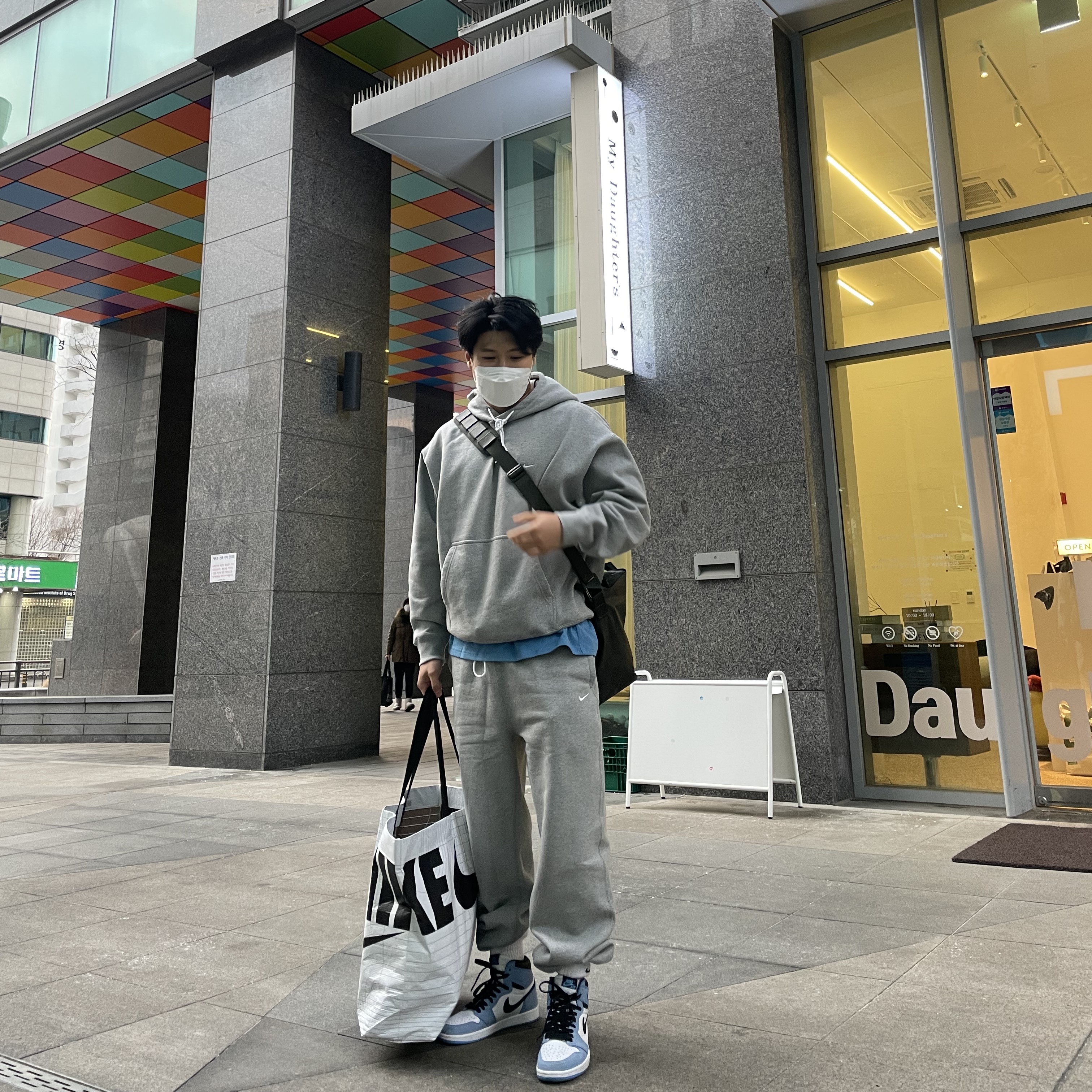 (W) Nike NRG Solo Swoosh Fleece Pants Dark Grey Heather - US/EU, Nike NRG Solo Swoosh Fleece Hoodie Dark Grey Heather - Asia 착용 스타일 - 5