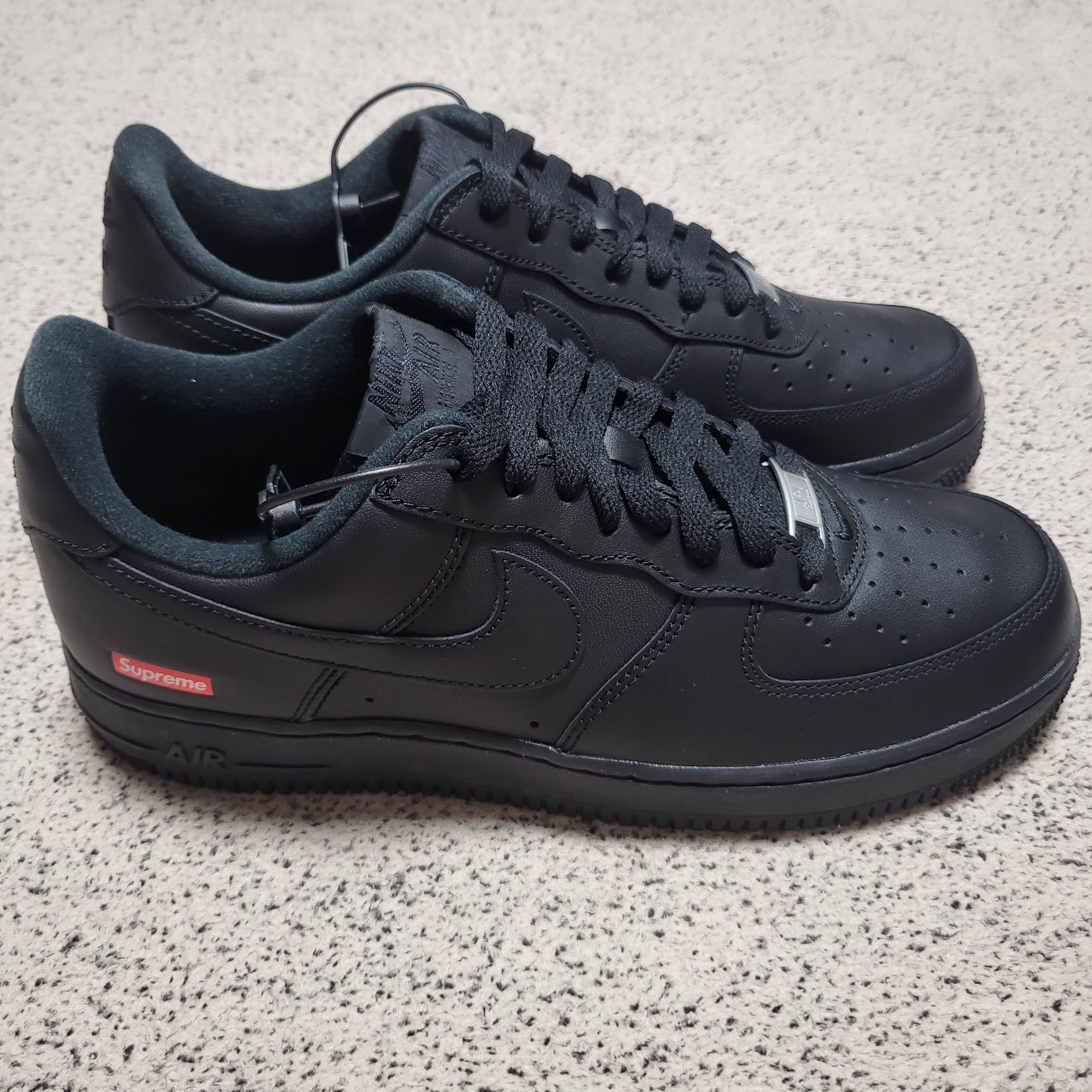 Nike x Supreme Air Force 1 Low Black 착용 스타일 - 3