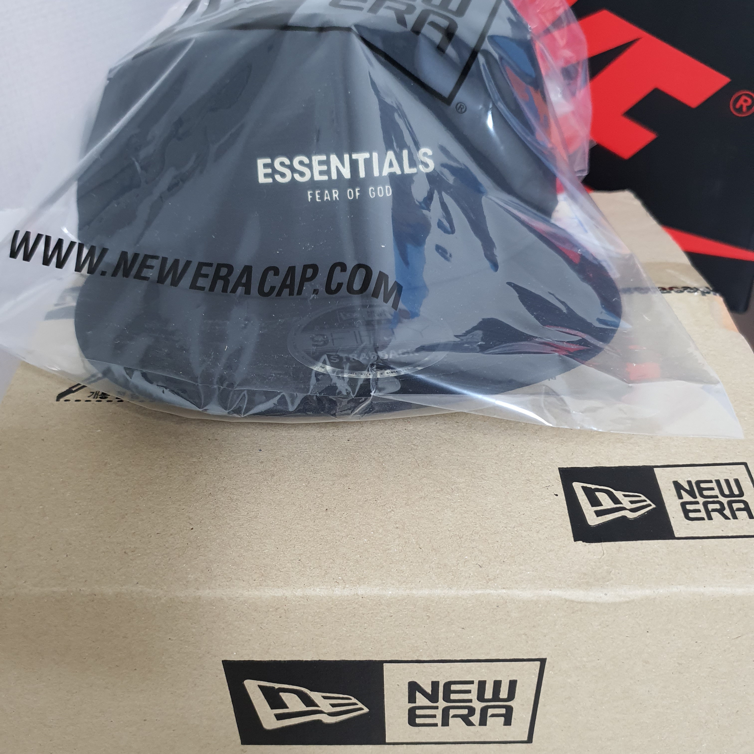 Essentials x New Era Retro Crown Strapback Black 착용 스타일 - 2
