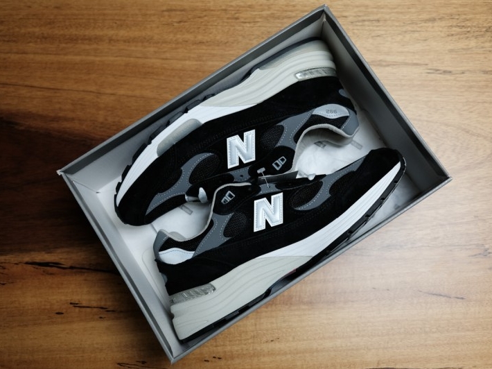New Balance 992 Made in USA Black Grey 착용 스타일 - 1