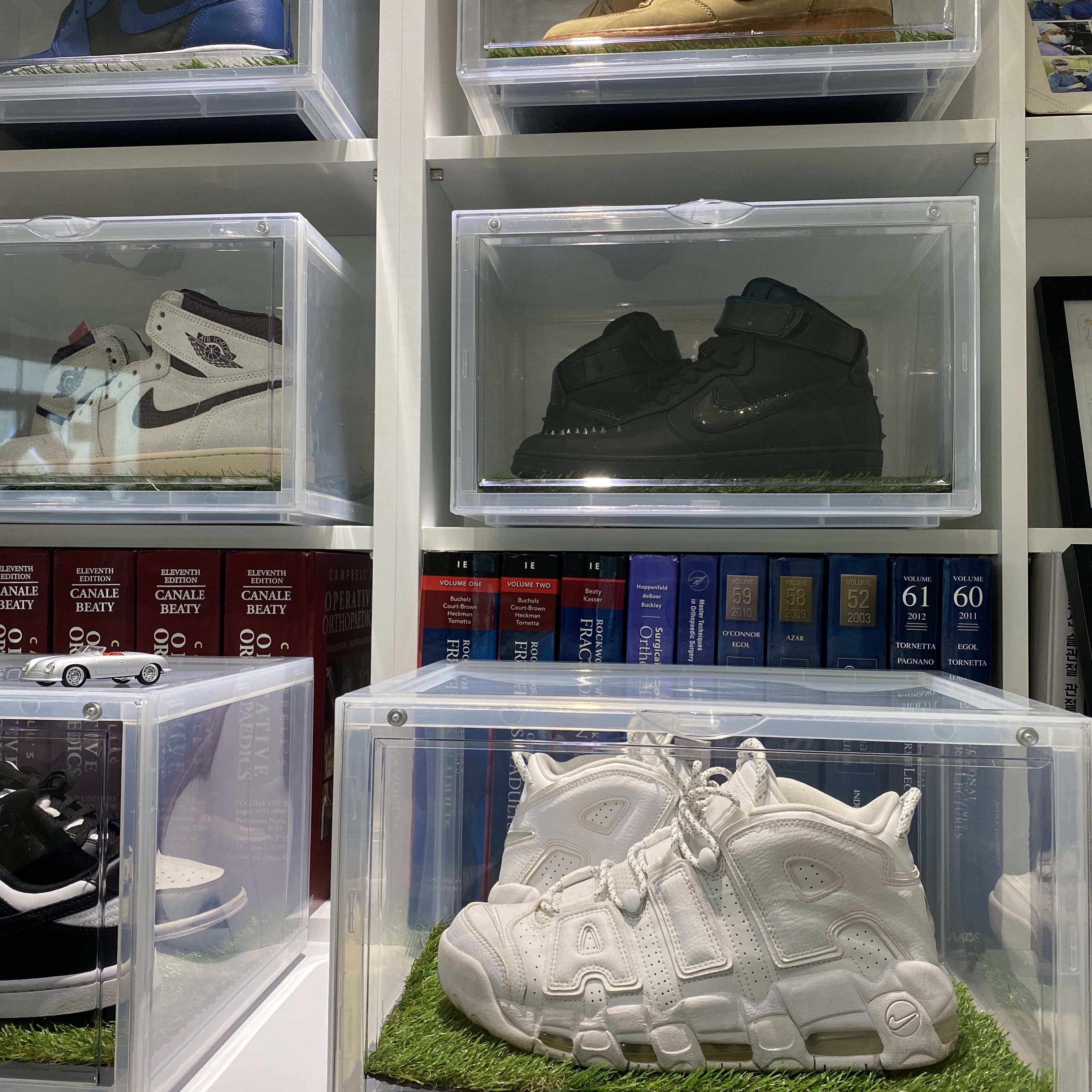 Nike Air More Uptempo Triple White 착용 스타일