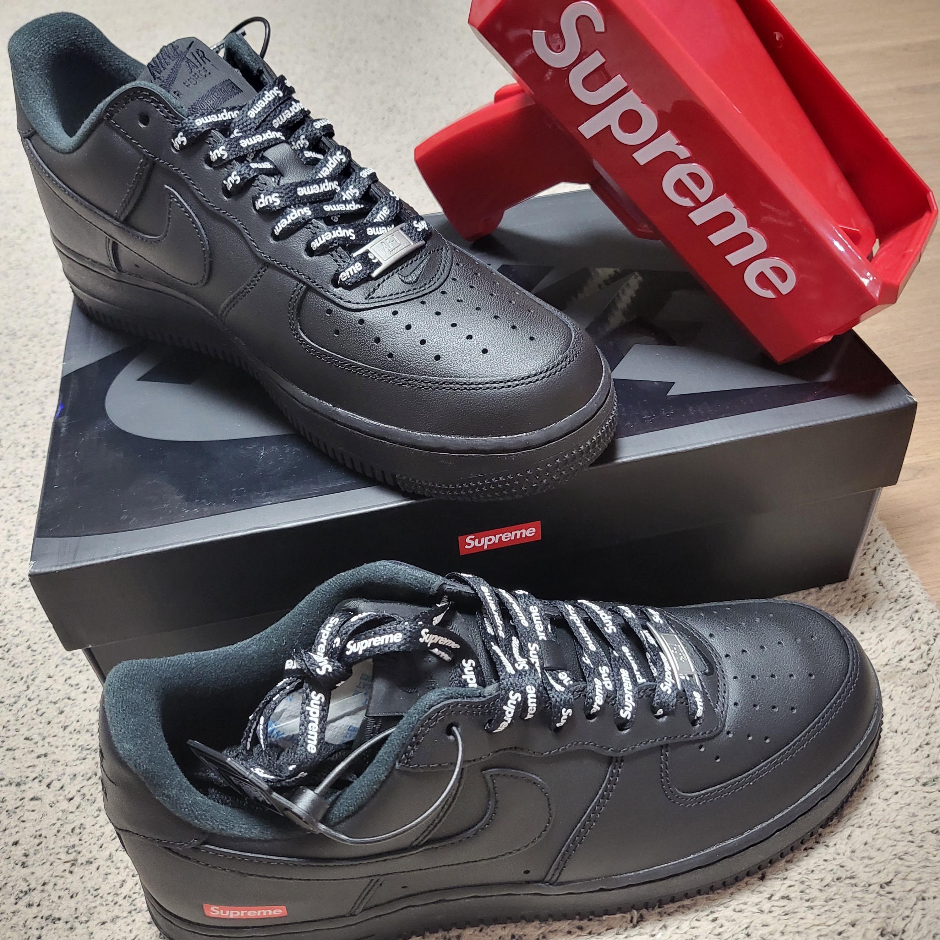 Nike x Supreme Air Force 1 Low Black 착용 스타일 - 1