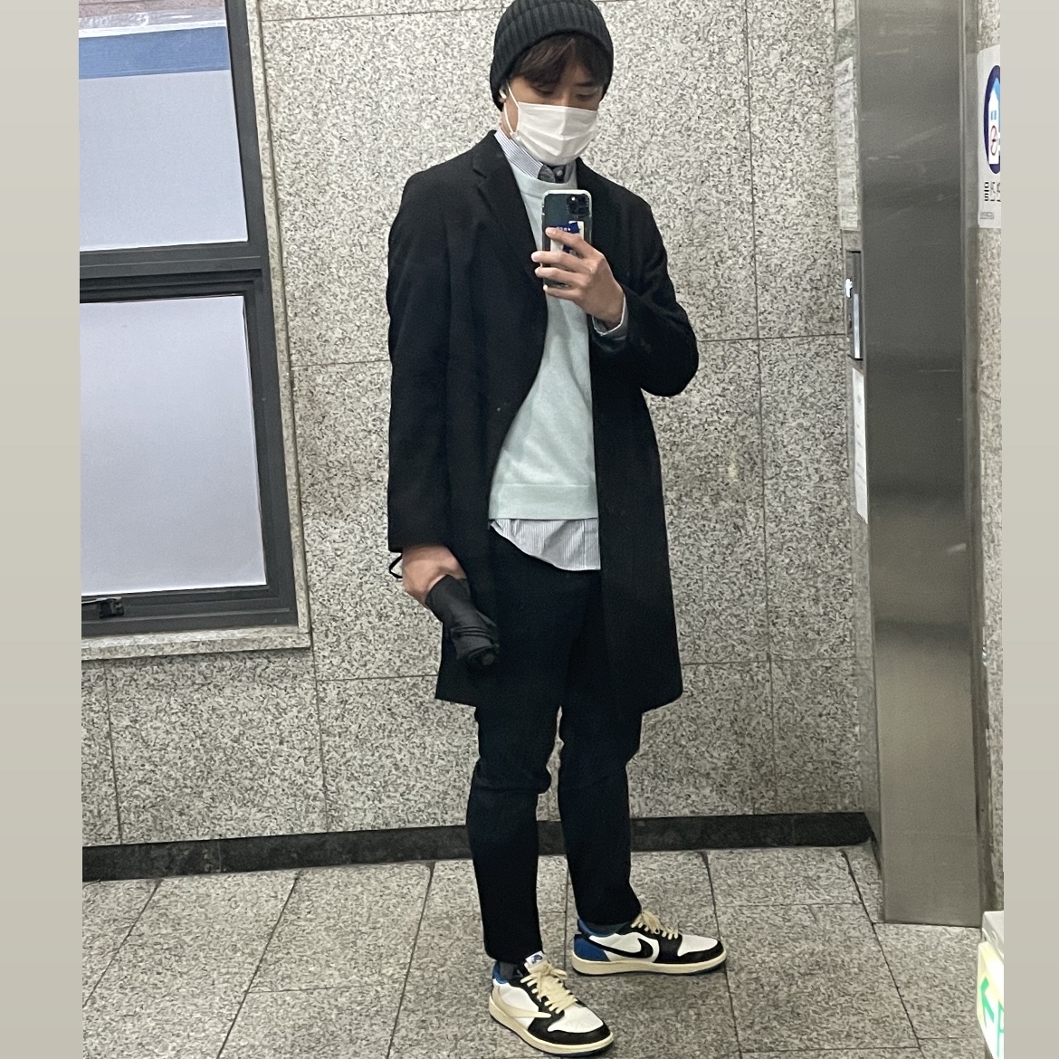 Jordan 1 x Travis Scott x Fragment Retro Low OG SP Military Blue, Casetify x Ader Error Sketch Impact iPhone Case 착용 스타일