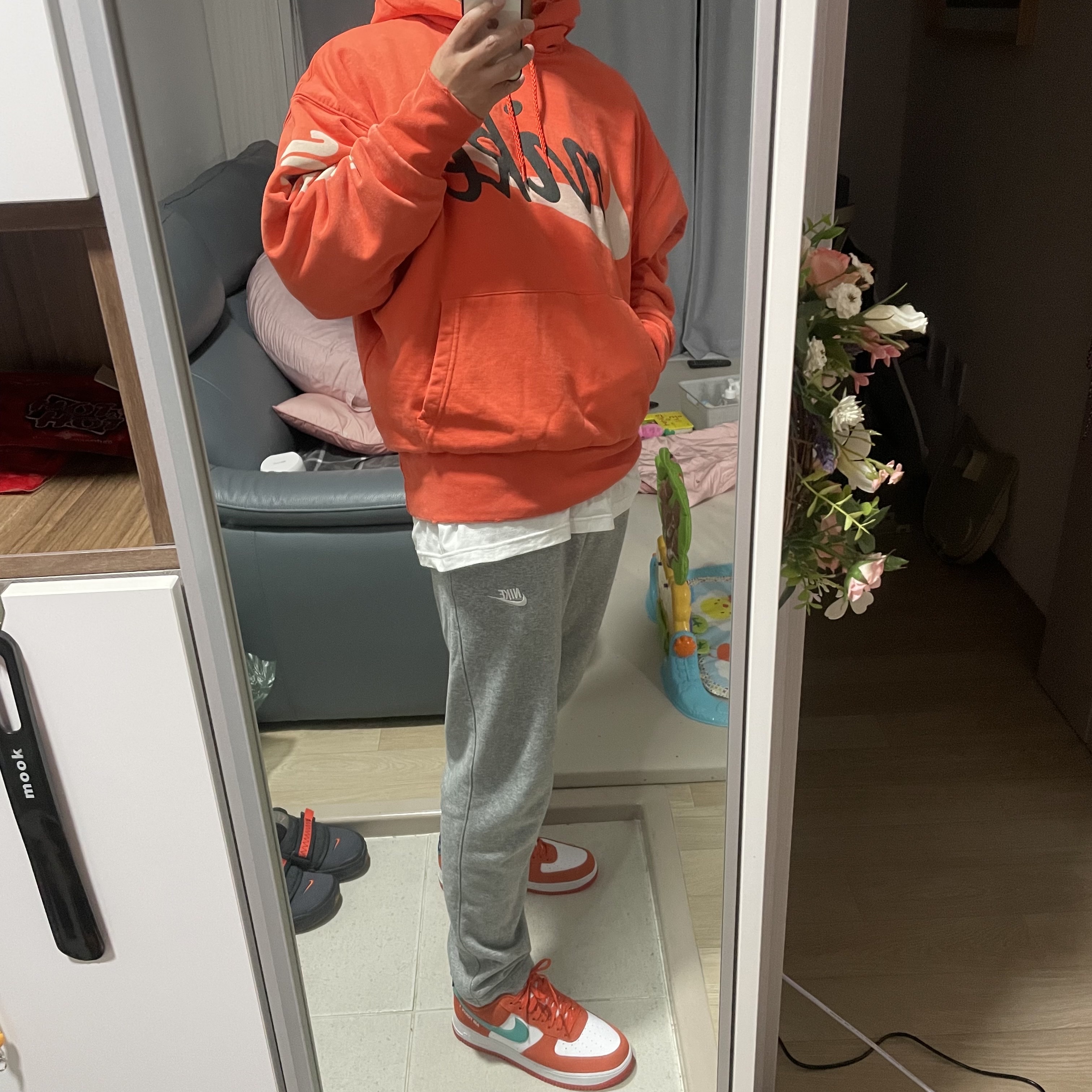 Nike Air Force 1 '07 LV8 Athletic Club Rush Orange Washed Teal, Nike x Cactus Plant Flea Market Shoebox Heavyweight Hooded Pullover Orange - US/EU 착용 스타일