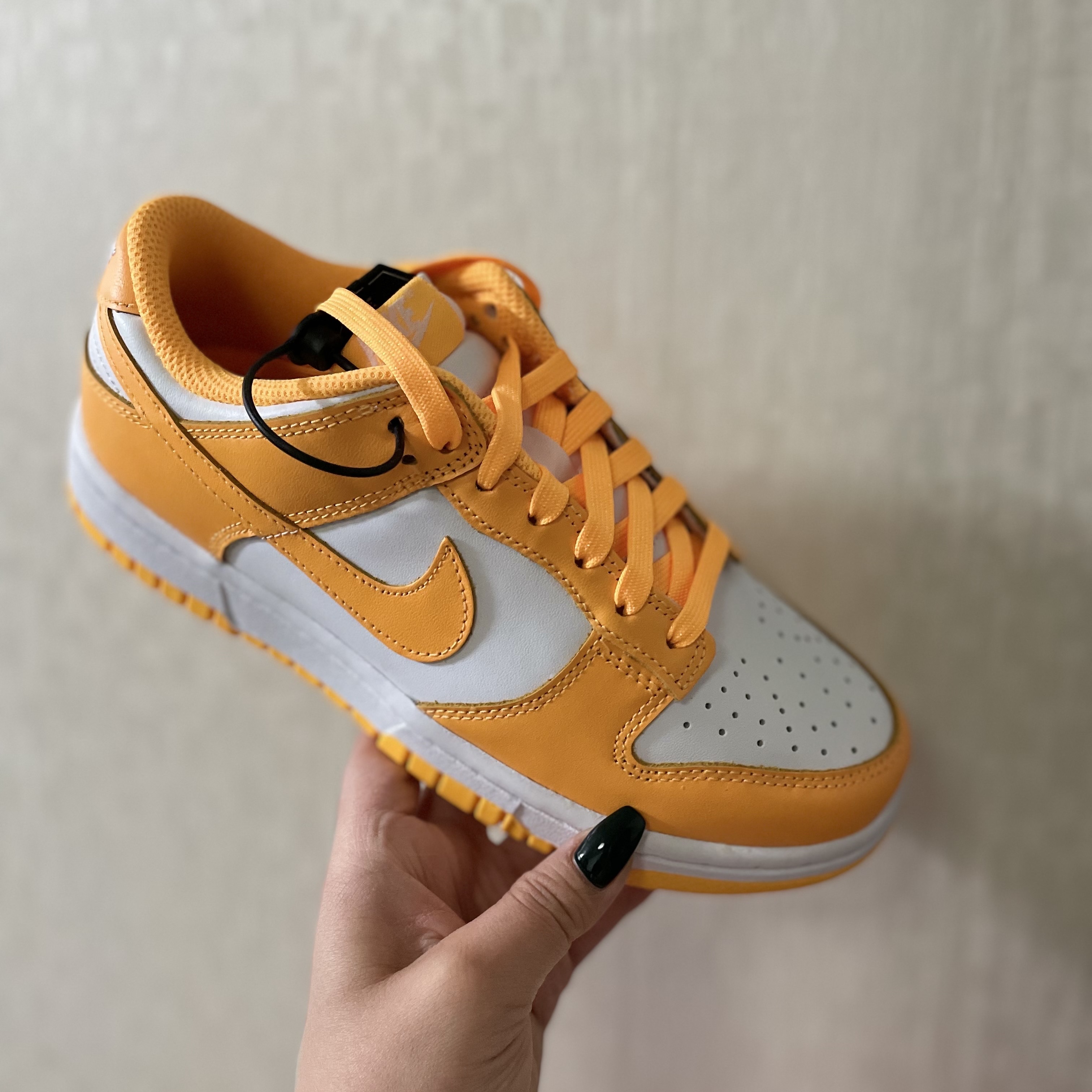 (W) Nike Dunk Low Laser Orange 착용 스타일 - 1