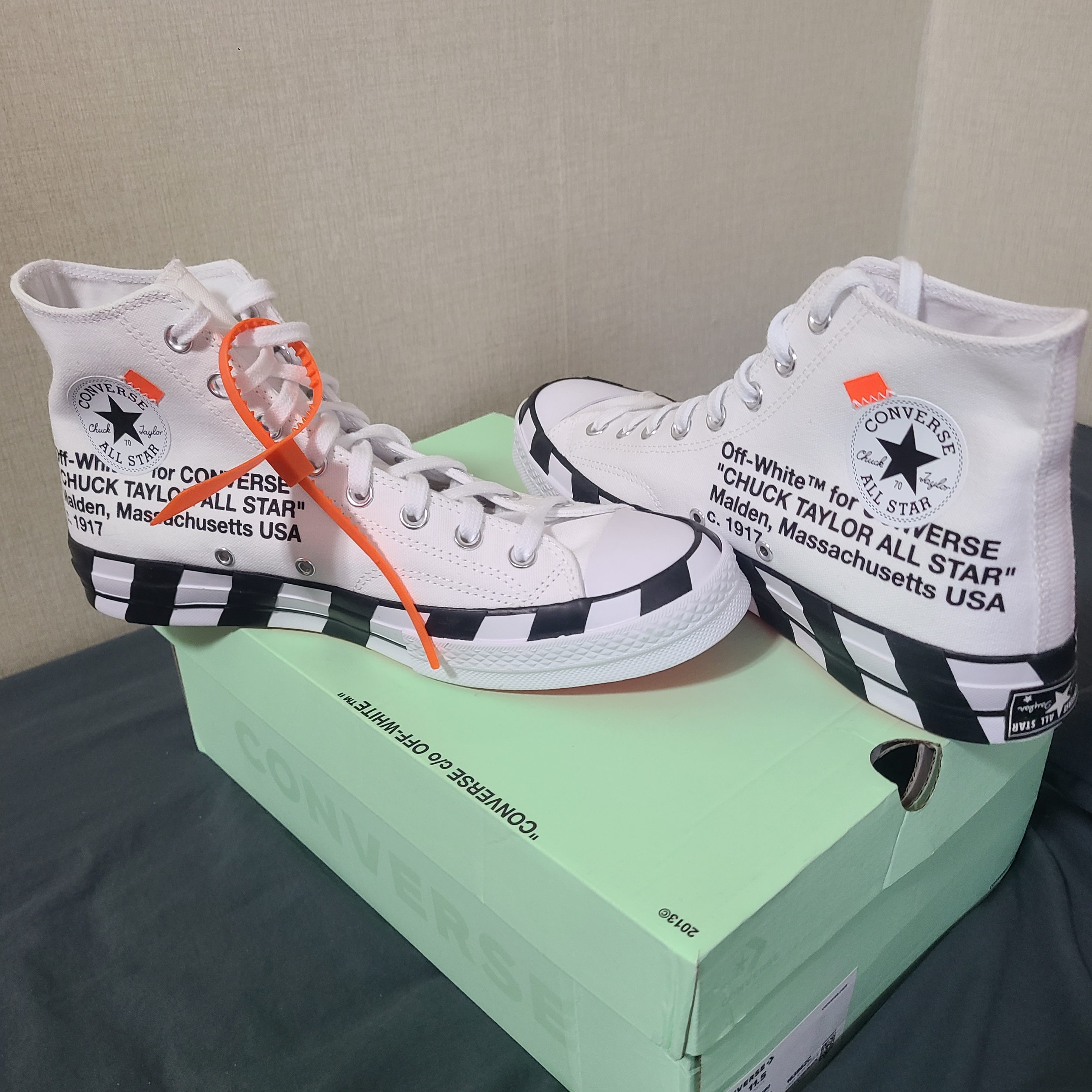 Converse x Off-White Chuck 70 High V2 2021 착용 스타일 - 3