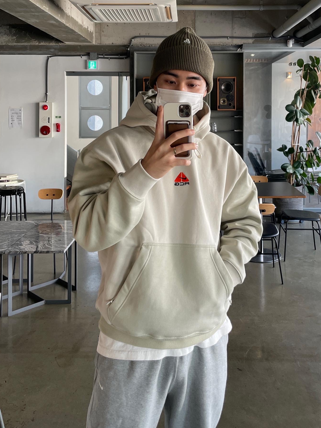 Nike ACG Mountain Fly Gore-Tex Clay Green, Nike ACG Therma-Fit Pullover Fleece Hoodie Light Bone - Asia 착용 스타일 - 2