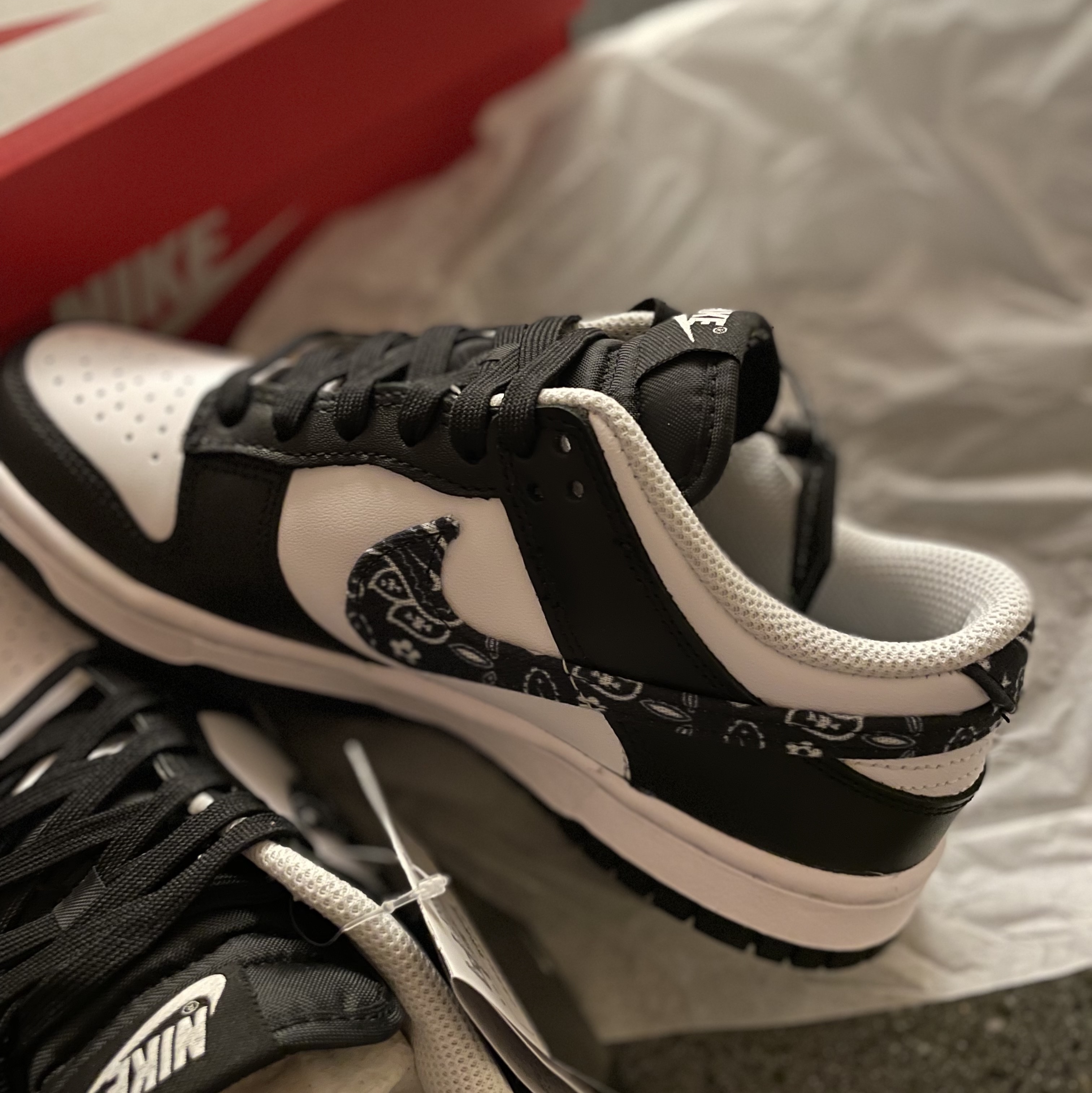 (W) Nike Dunk Low Essential Black Paisley 착용 스타일