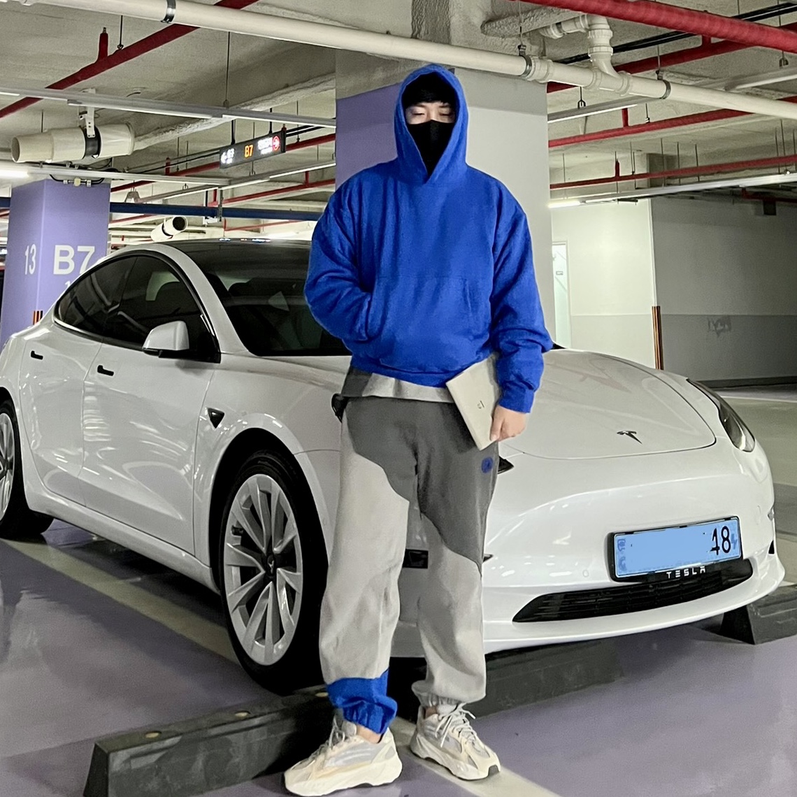 Yeezy Gap Hoodie Blue, Zara x Ader Error Patch Jogger Pants Dark Anthracite Grey 착용 스타일