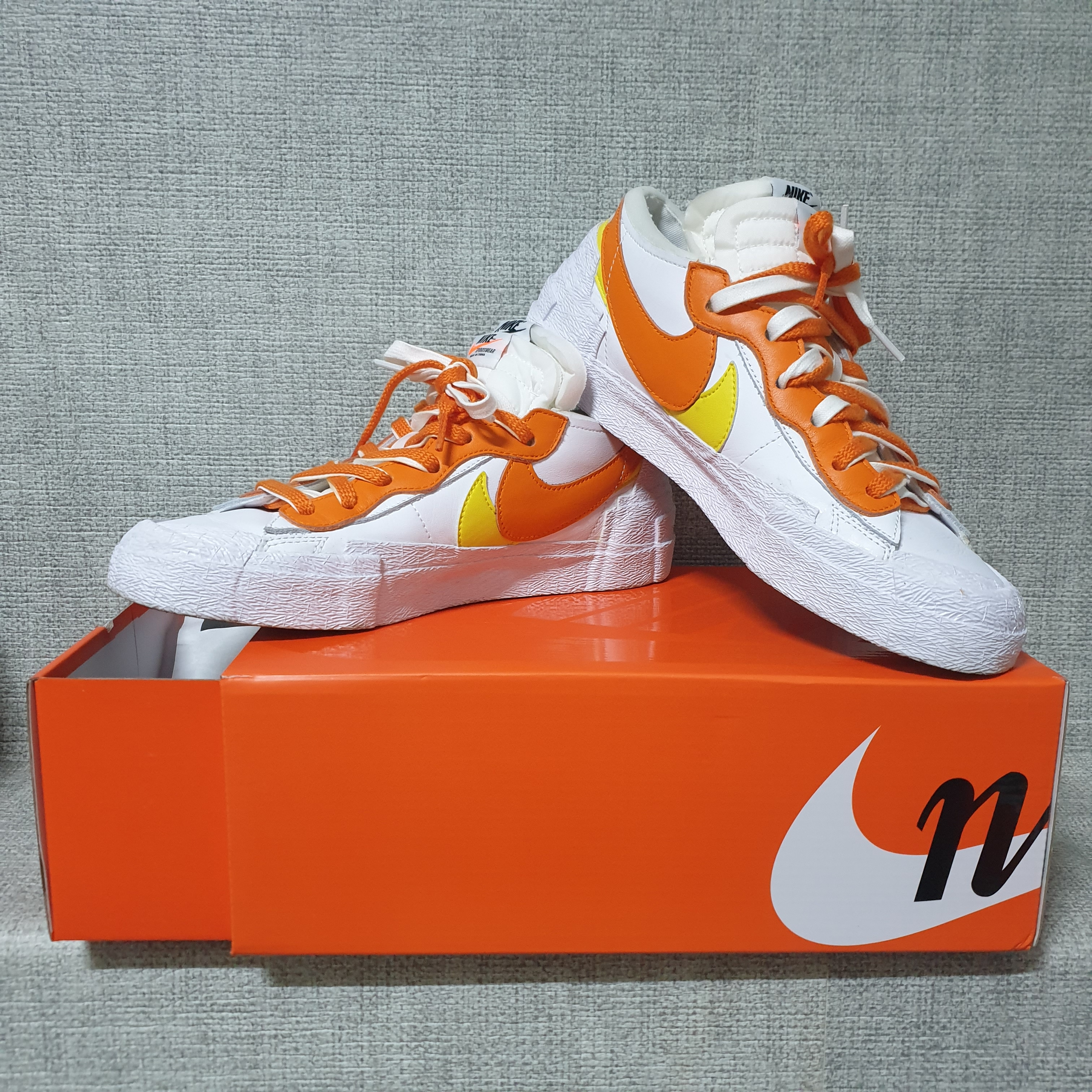 Nike x Sacai Blazer Low Magma Orange, Jordan 1 Retro High OG Electro Orange 착용 스타일 - 2