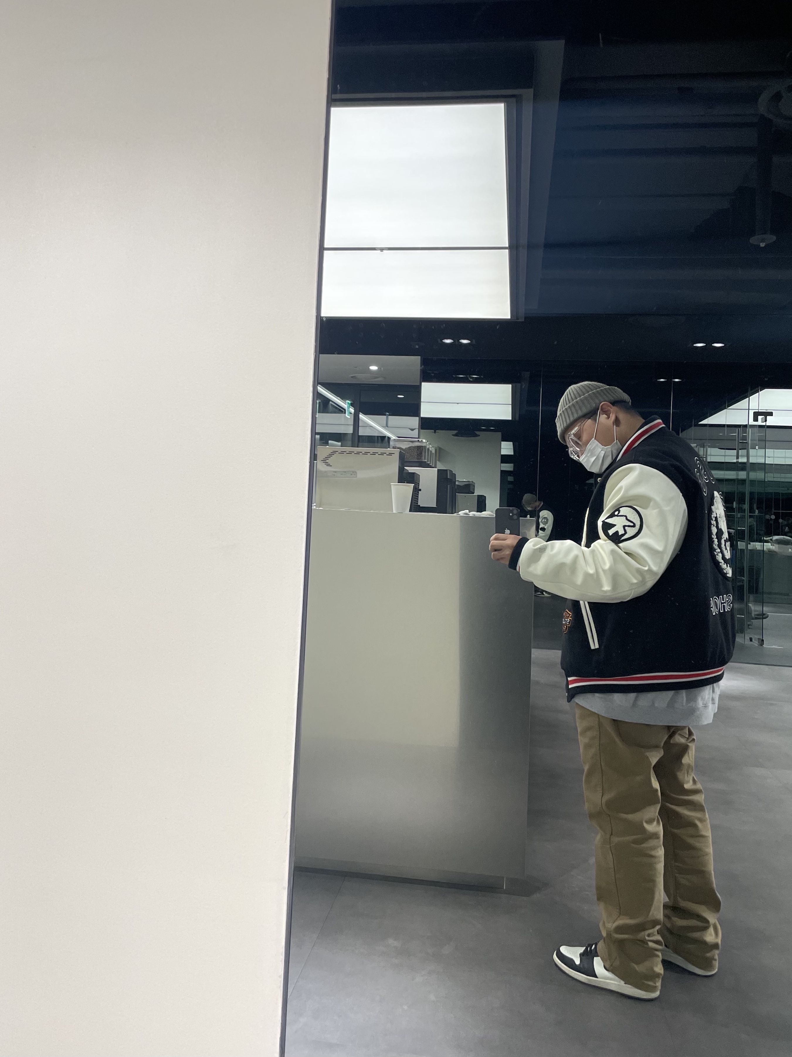 Stussy x Our Legacy x Denim Tears TTL Varsity Jacket Black, Jordan 1 Retro High OG Black Mocha 착용 스타일