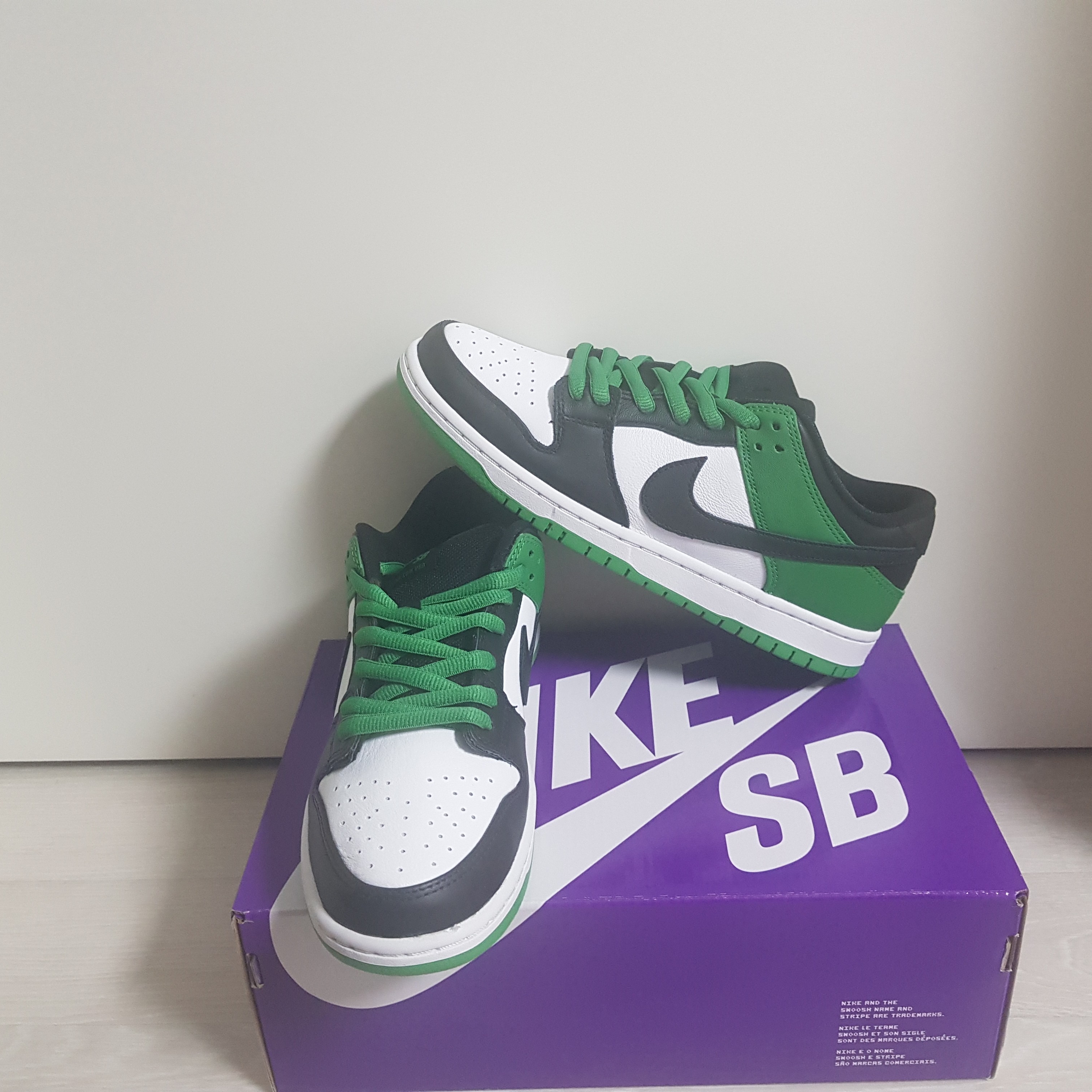 Nike SB Dunk Low Pro Black and Classic Green 착용 스타일 - 2