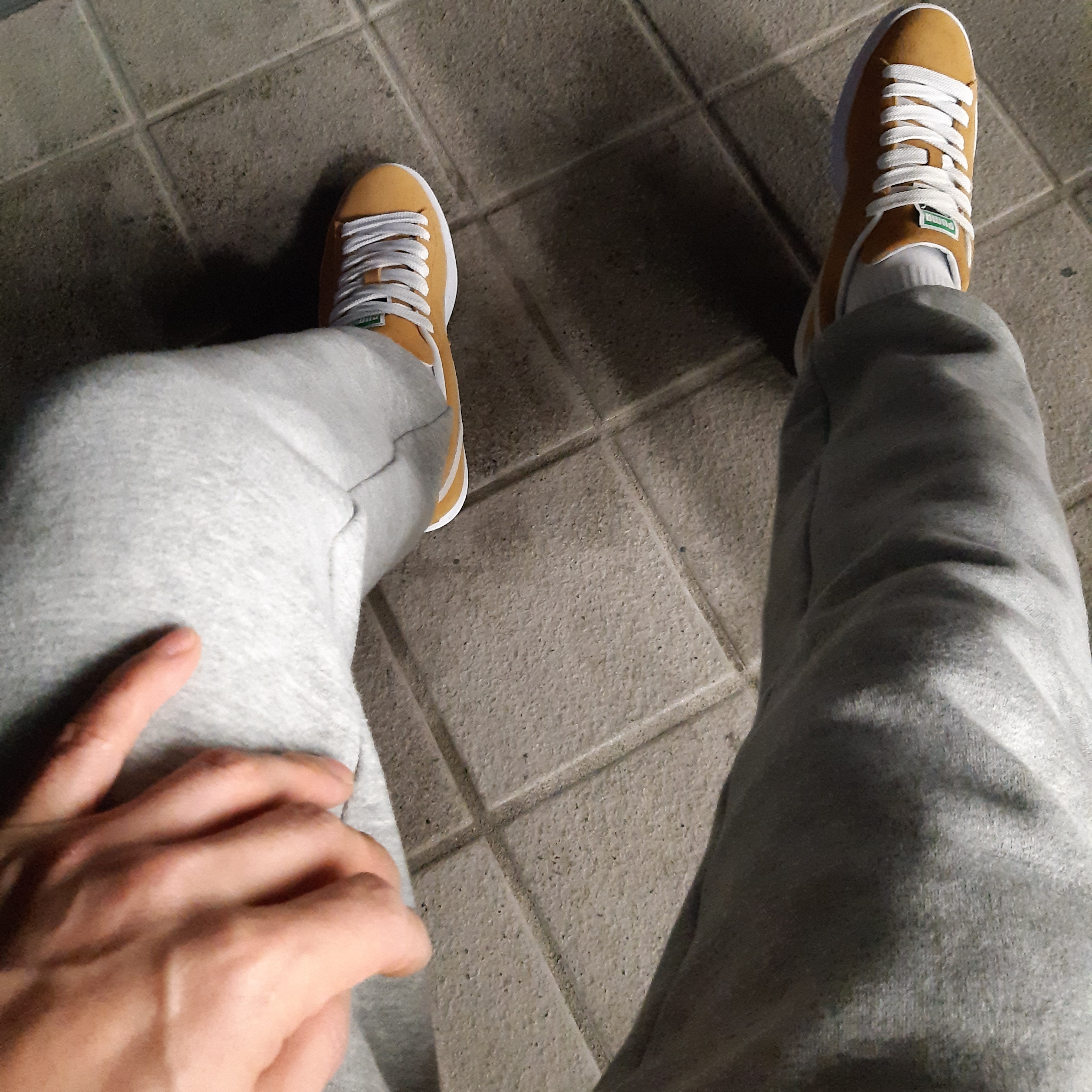 Puma Suede Classic XXI Mustard White 착용 스타일 - 2