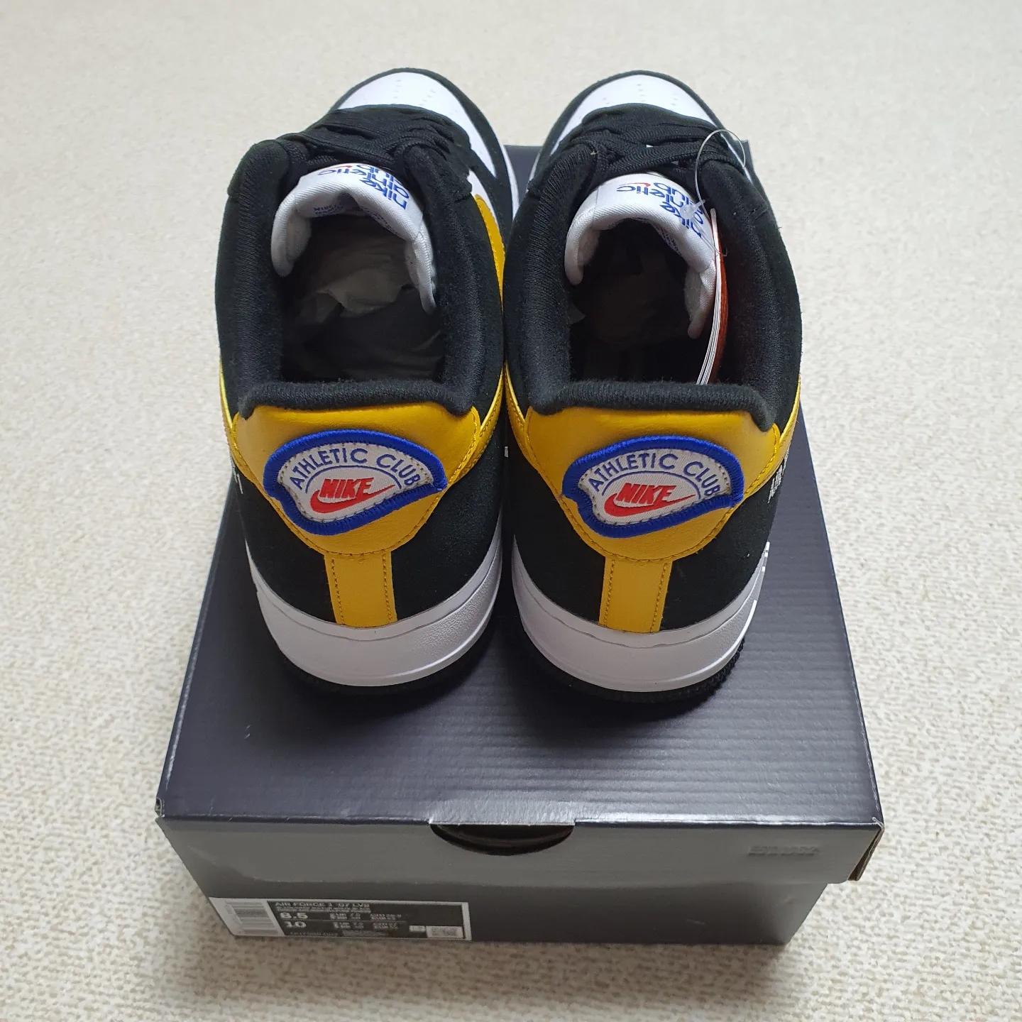 Nike Air Force 1 '07 LV8 Athletic Club Black Dark Sulfur 착용 스타일 - 4