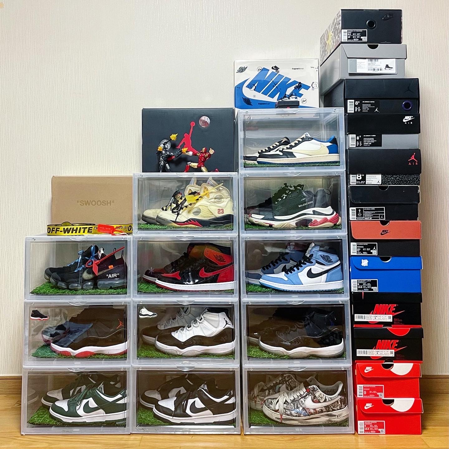 Jordan 1 x Travis Scott x Fragment Retro Low OG SP Military Blue, Balenciaga Triple S Trainer Black White Red 2018 착용 스타일 - 1