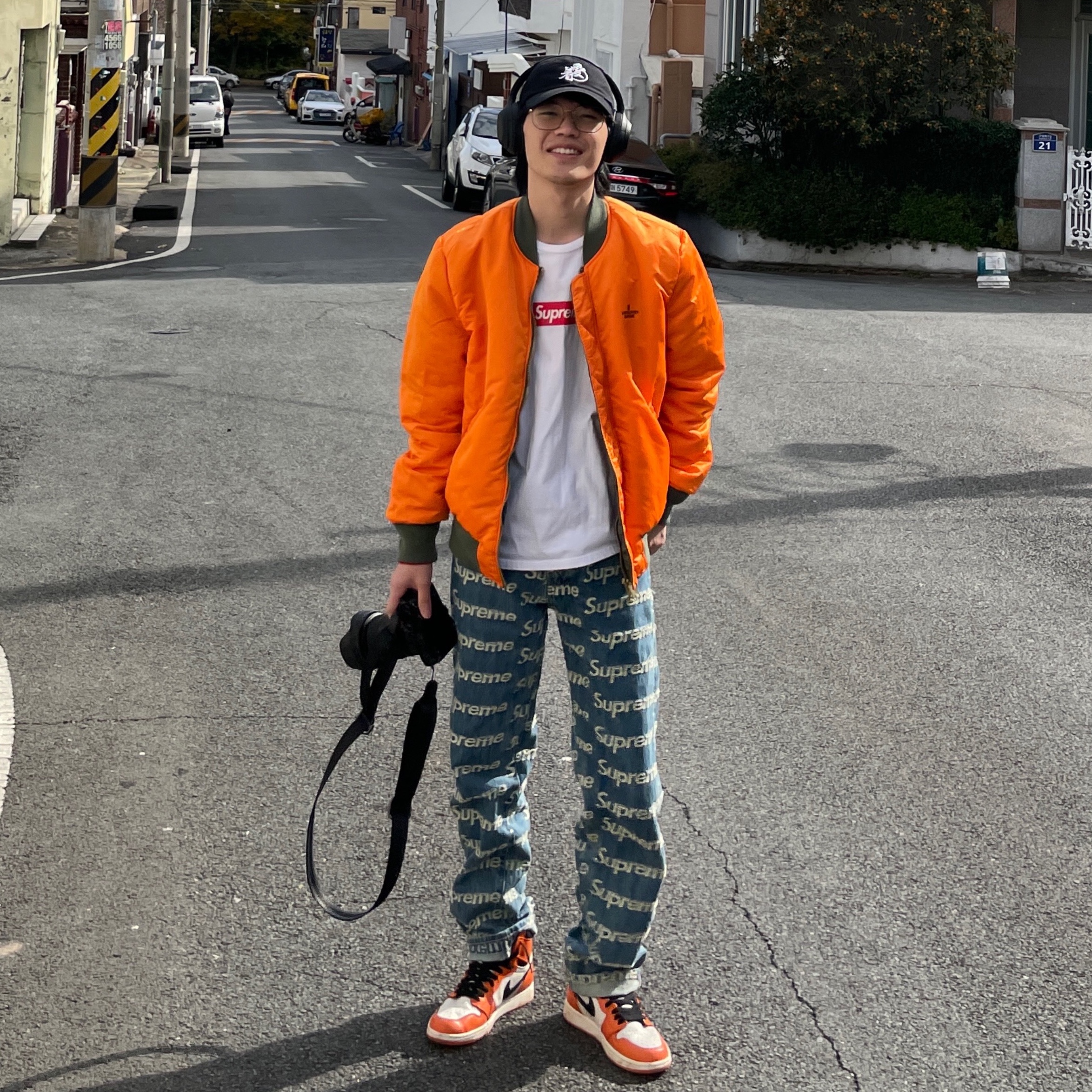 Supreme Frayed Logos Regular Jean Blue - 21SS, Jordan 1 Retro High OG Reverse Shattered Backboard 착용 스타일