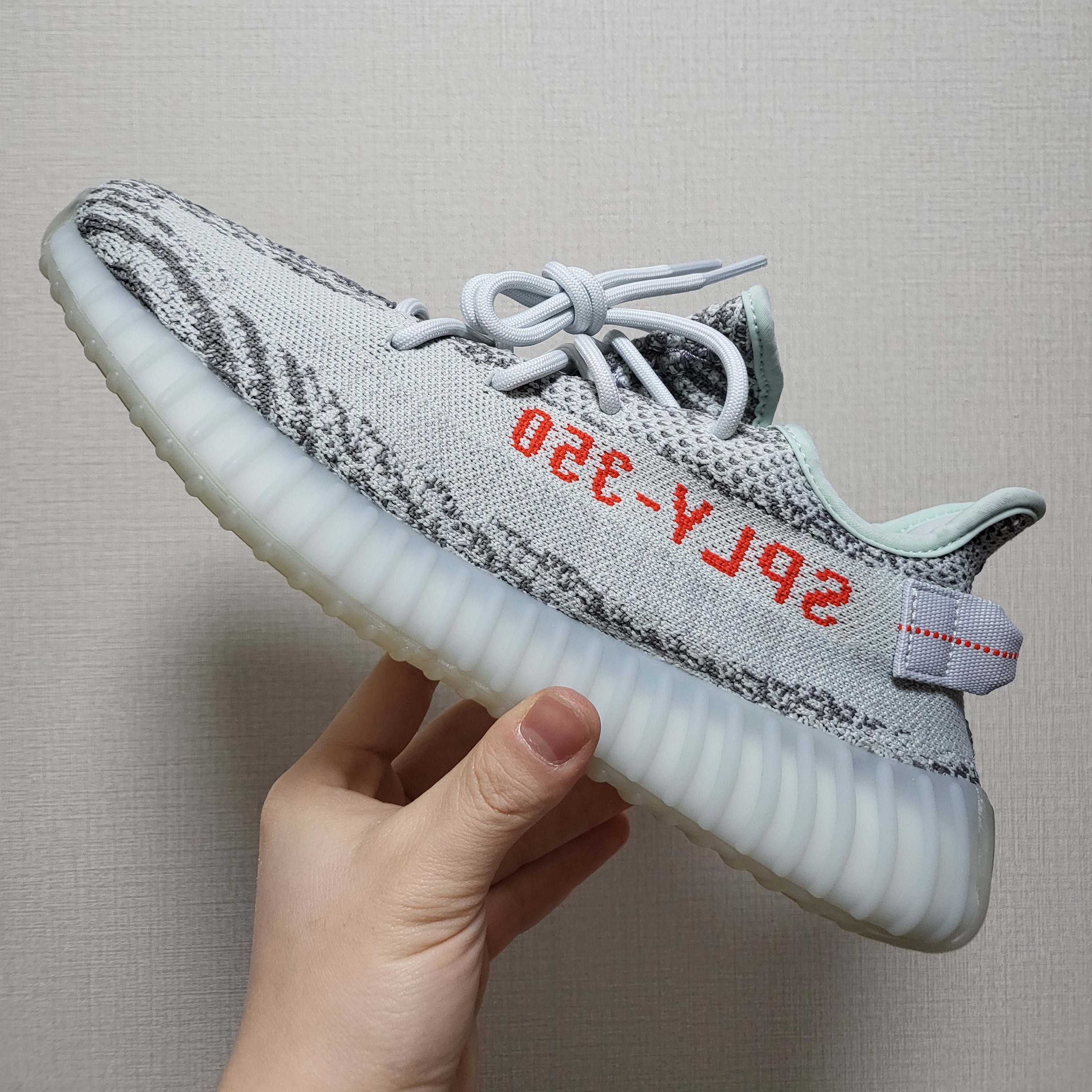 Adidas Yeezy Boost 350 V2 Blue Tint 2017 착용 스타일 - 1