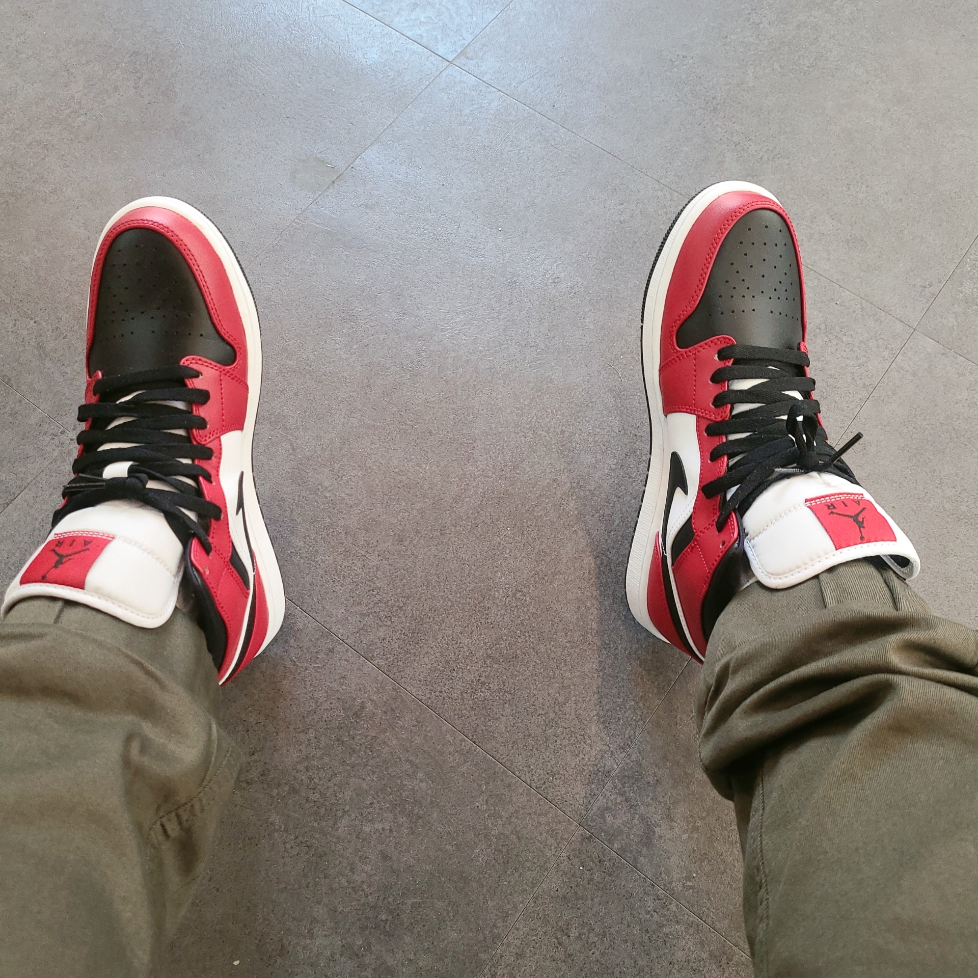 Jordan 1 Mid Chicago Black Toe 착용 스타일 - 2
