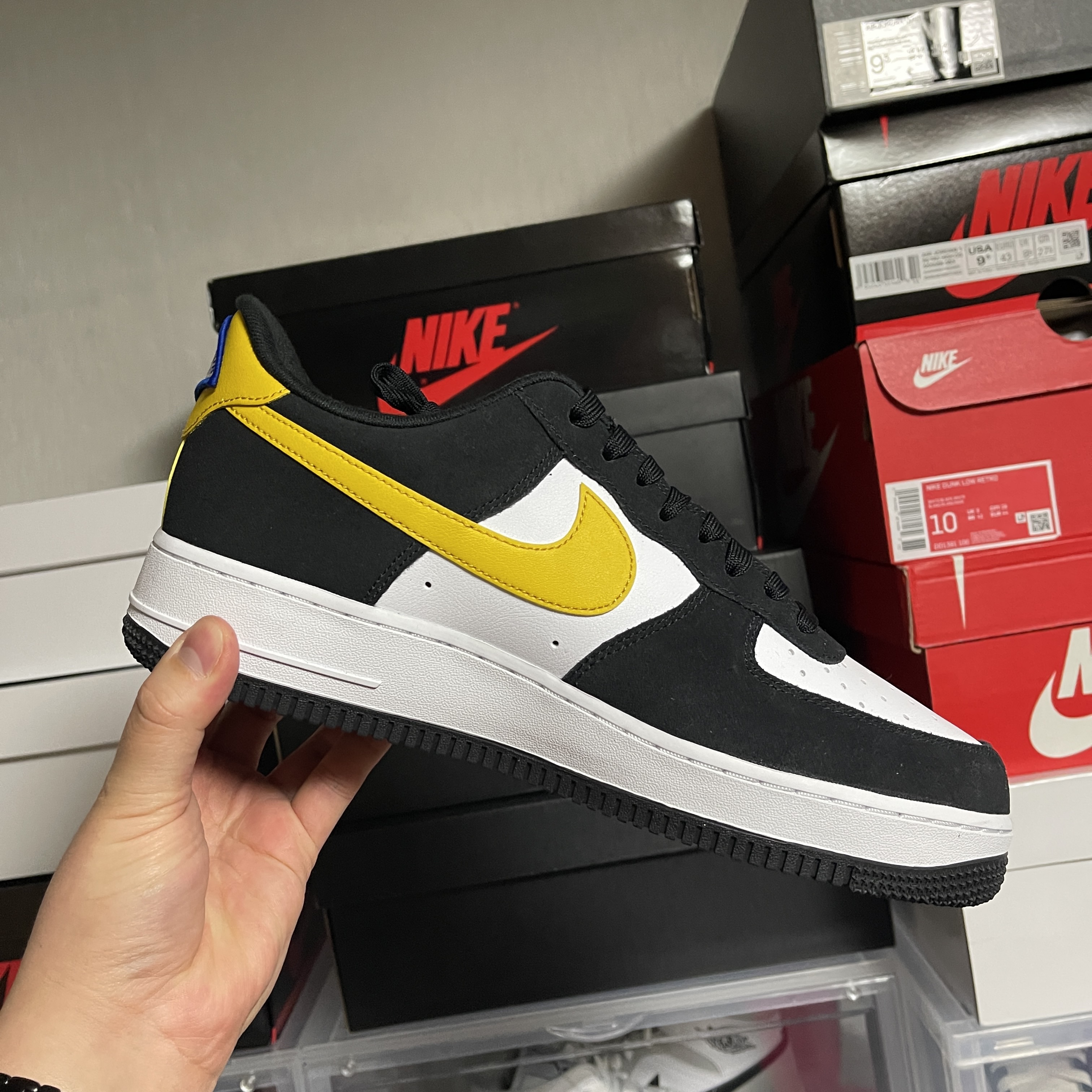 Nike Air Force 1 '07 LV8 Athletic Club Black Dark Sulfur 착용 스타일 - 2