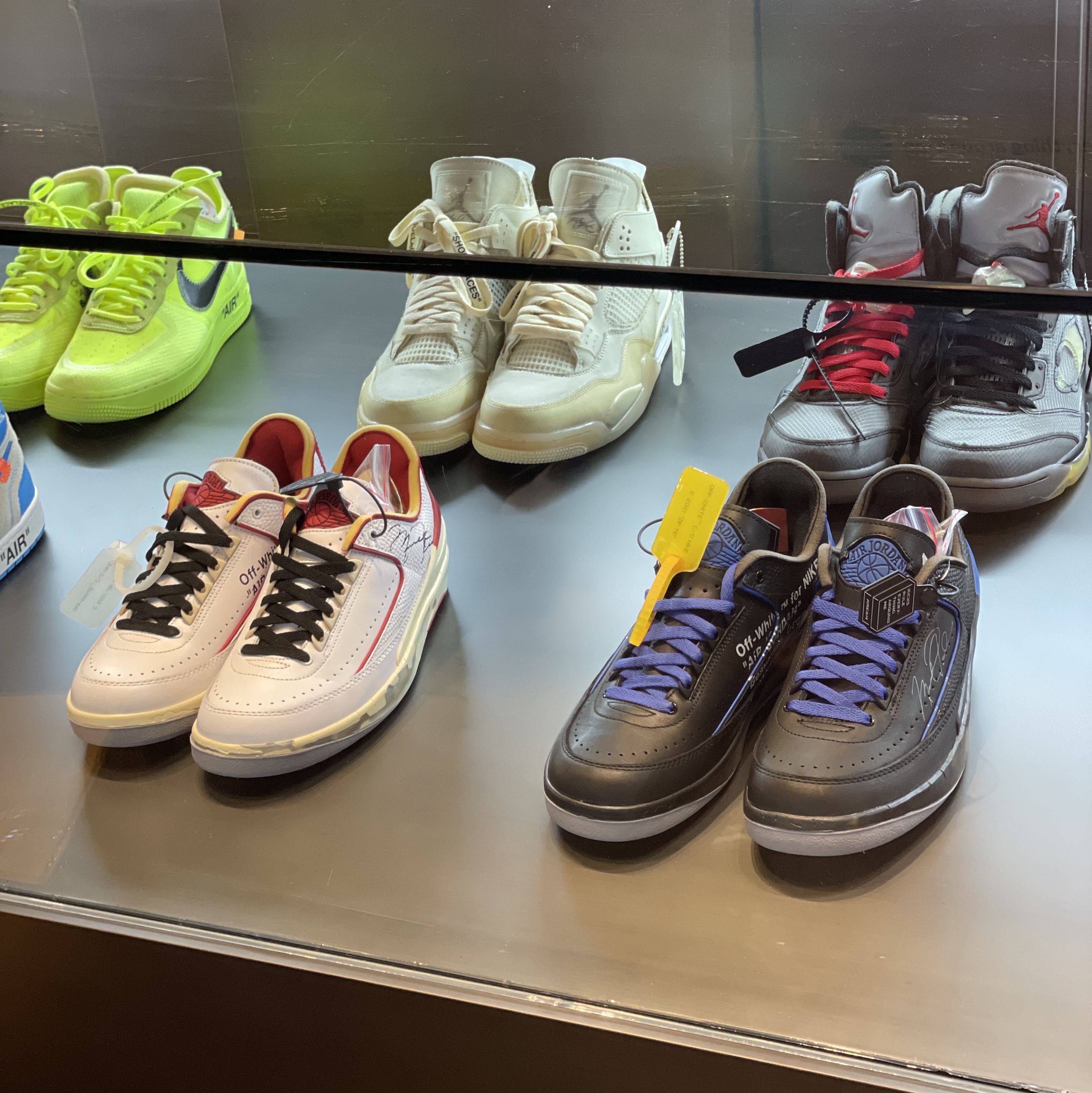 Jordan 2 x Off-White Retro Low SP White and Varsity Red, Jordan 2 x Off-White Retro Low SP Black and Varsity Royal 착용 스타일