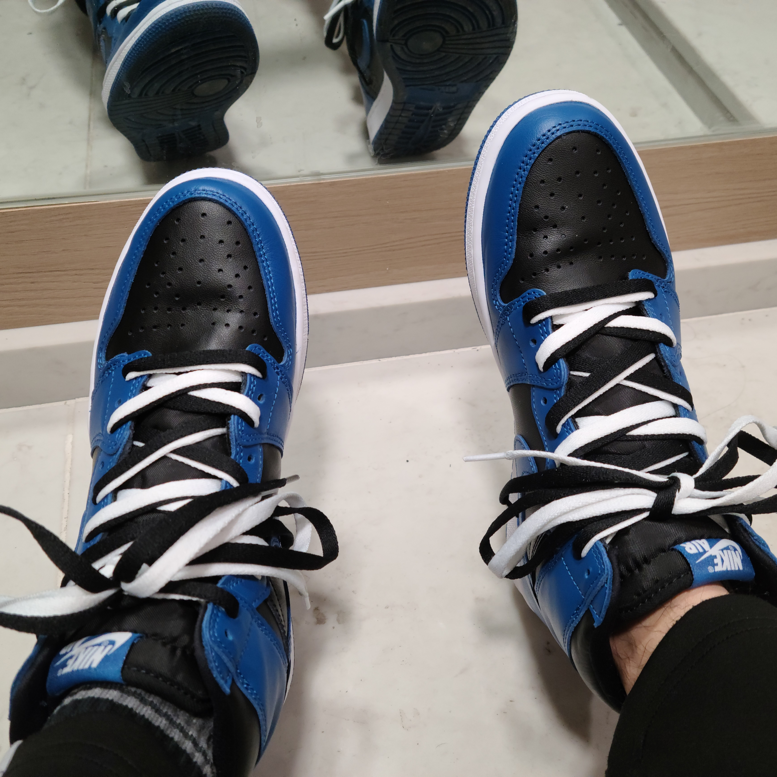 Jordan 1 Retro High OG Dark Marina Blue 착용 스타일 - 1