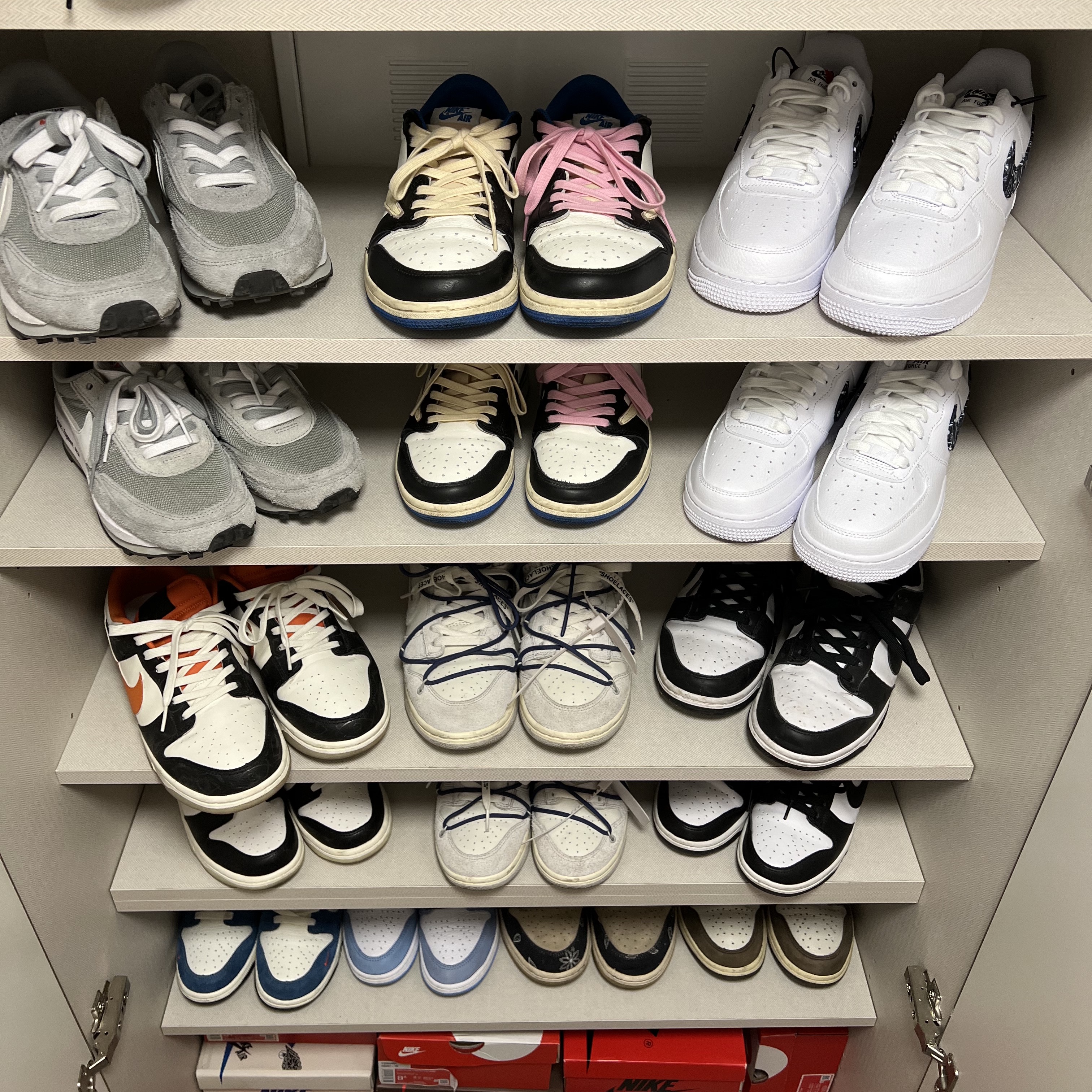 Jordan 1 x Travis Scott x Fragment Retro Low OG SP Military Blue, Nike x Sacai x Fragment LDWaffle Light Smoke Grey μ°©μ© μ€νμΌ