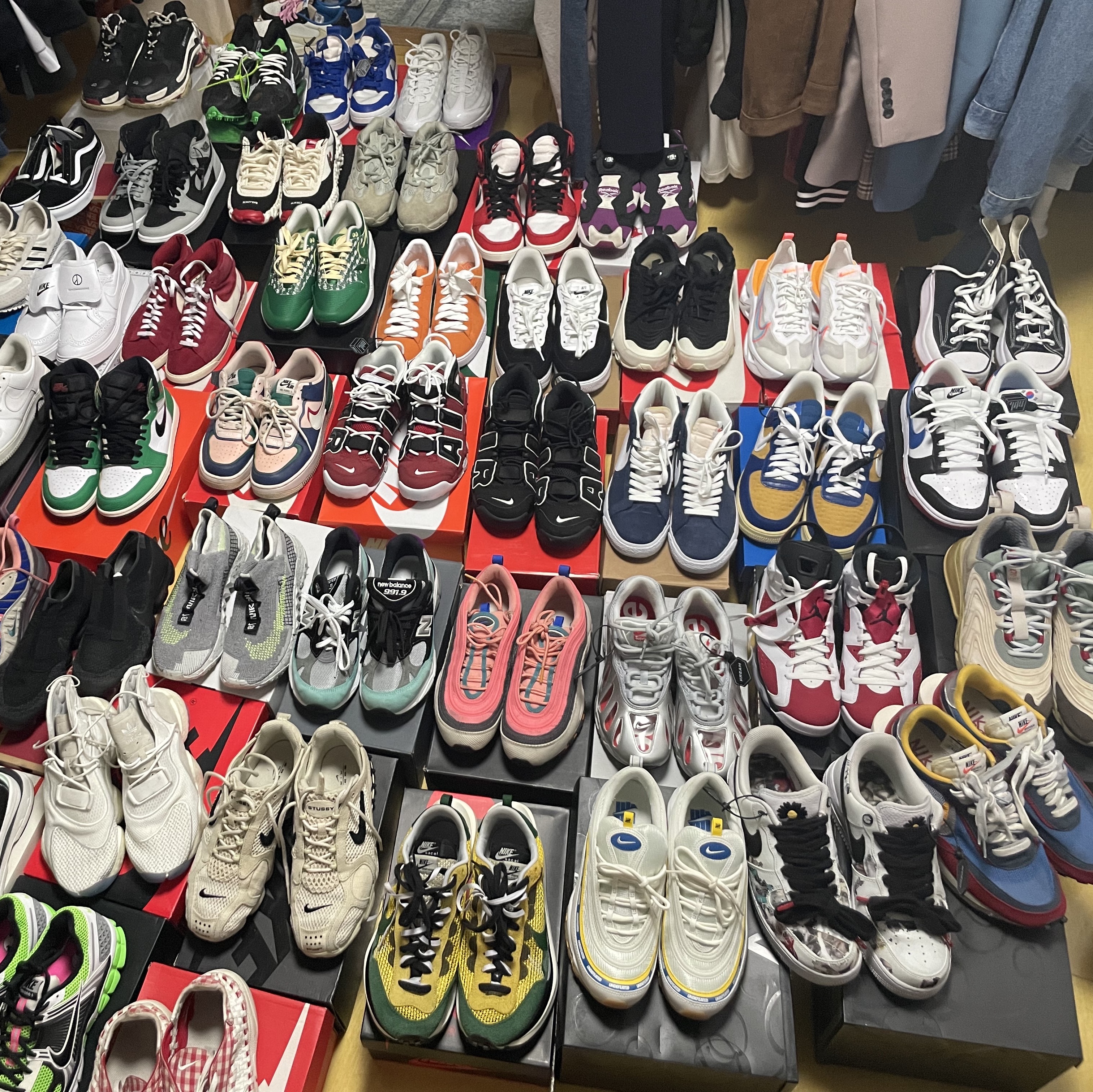 Jordan 1 x Travis Scott x Fragment Retro Low OG SP Military Blue, Nike x Peaceminusone Kwondo1 White 착용 스타일