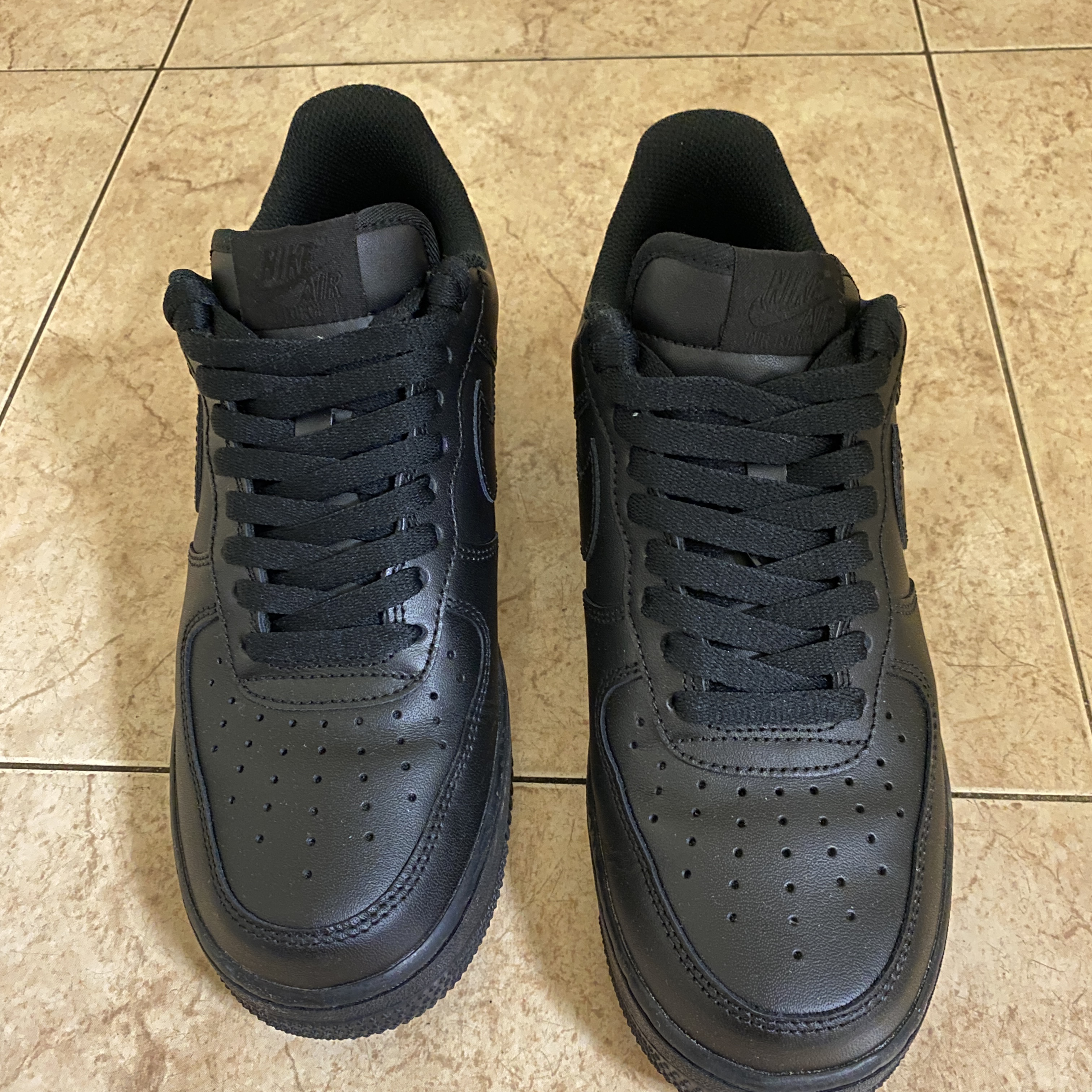 Nike Air Force 1 '07 Low Triple Black 착용 스타일 - 2
