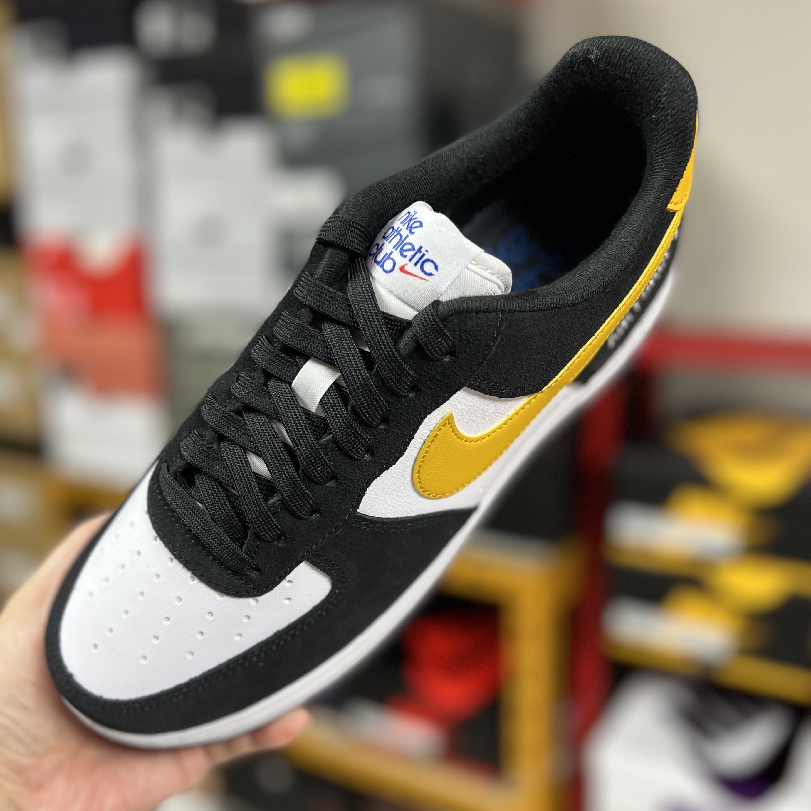 Nike Air Force 1 '07 LV8 Athletic Club Black Dark Sulfur 착용 스타일 - 1
