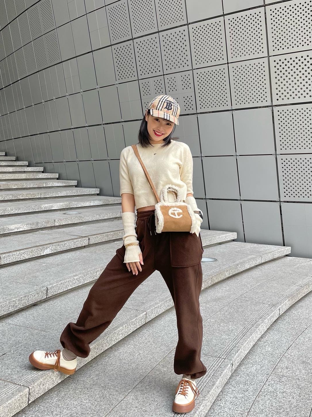 Burberry Monogram Motif Icon Stripe Cotton Baseball Cap Archive Beige, Telfar x UGG Small Shopping Bag Chestnut 착용 스타일 - 1
