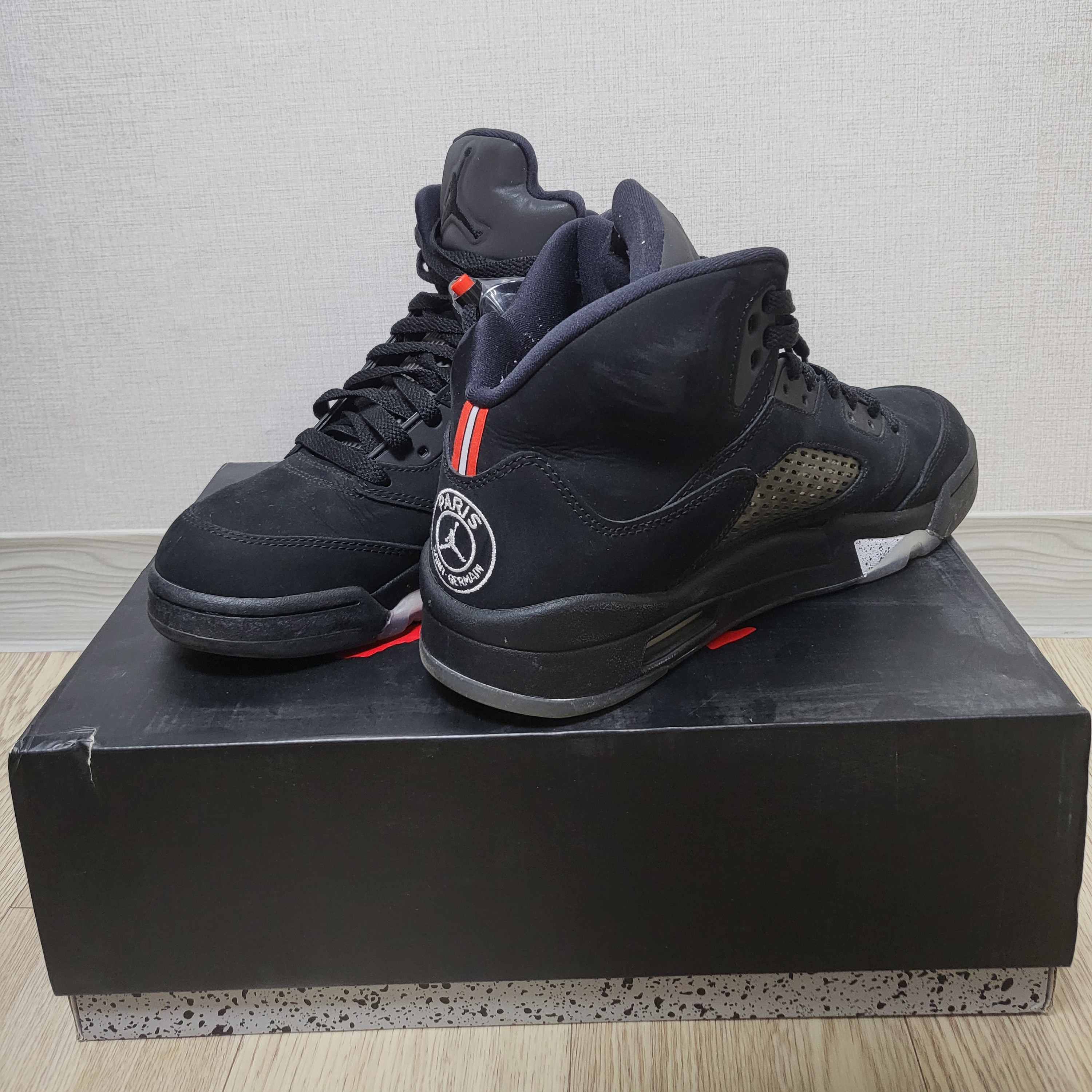 Jordan 5 x Paris Saint-Germain Retro Black 착용 스타일 - 3