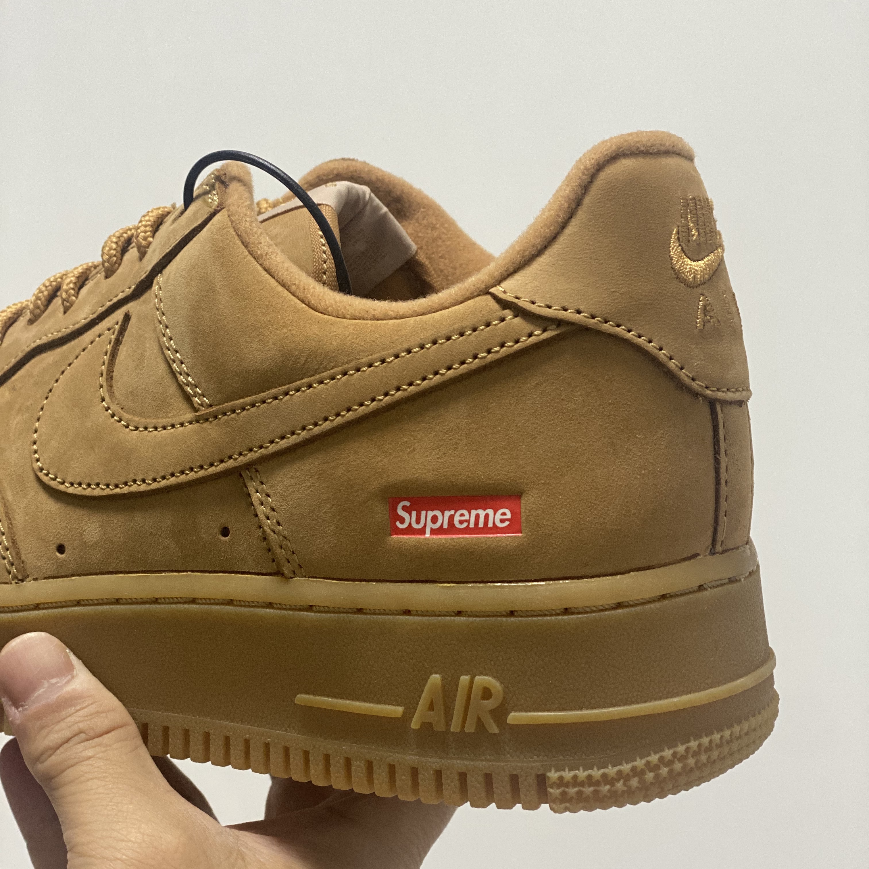 Nike x Supreme Air Force 1 Low Flax 착용 스타일