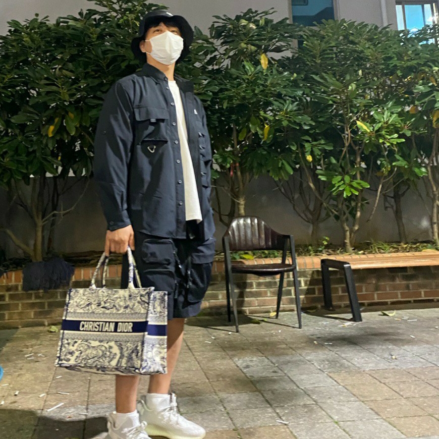 Dior Medium Book Tote Blue Toile de Jouy Embroidery 착용 스타일