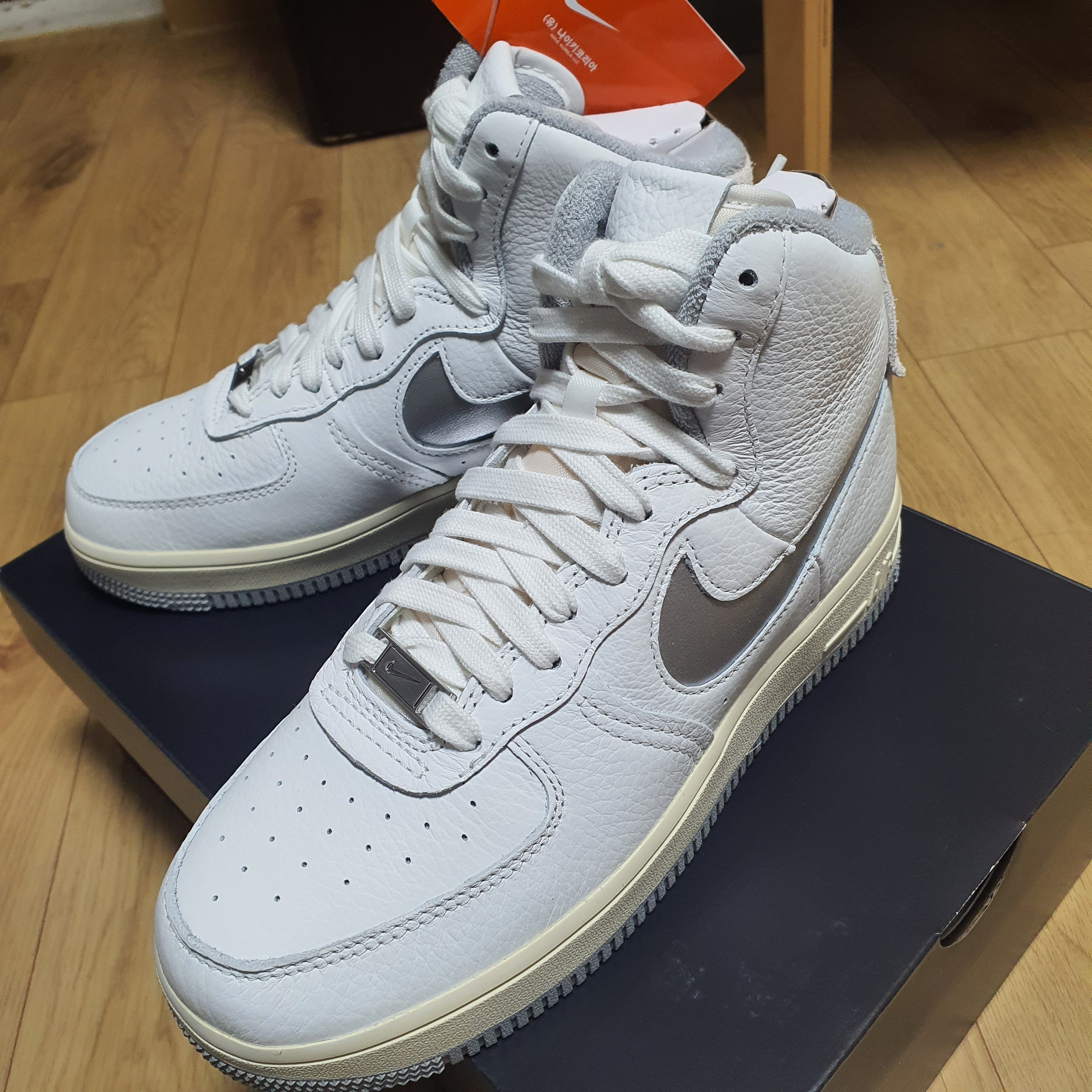 (W) Nike Air Force 1 High Sculpt Silver 착용 스타일 - 3