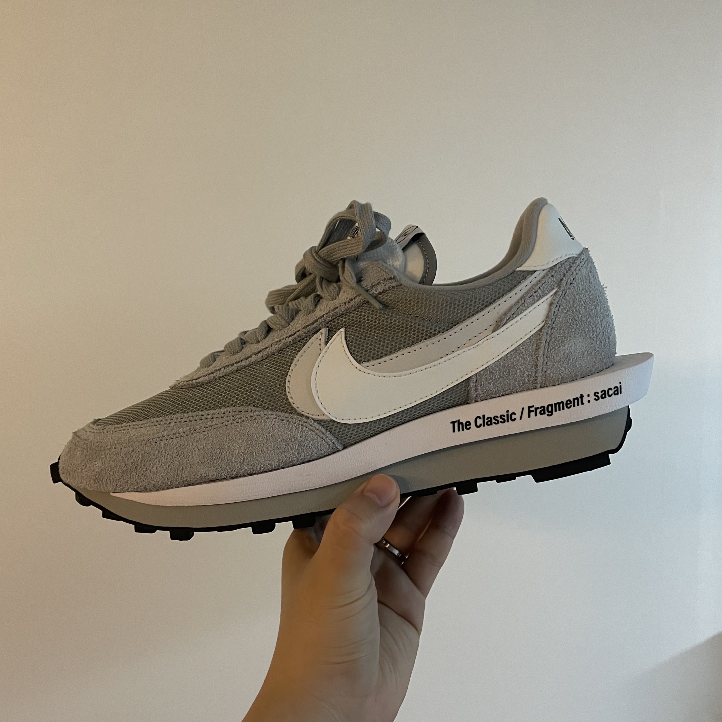 Nike x Sacai x Fragment LDWaffle Light Smoke Grey 착용 스타일 - 2
