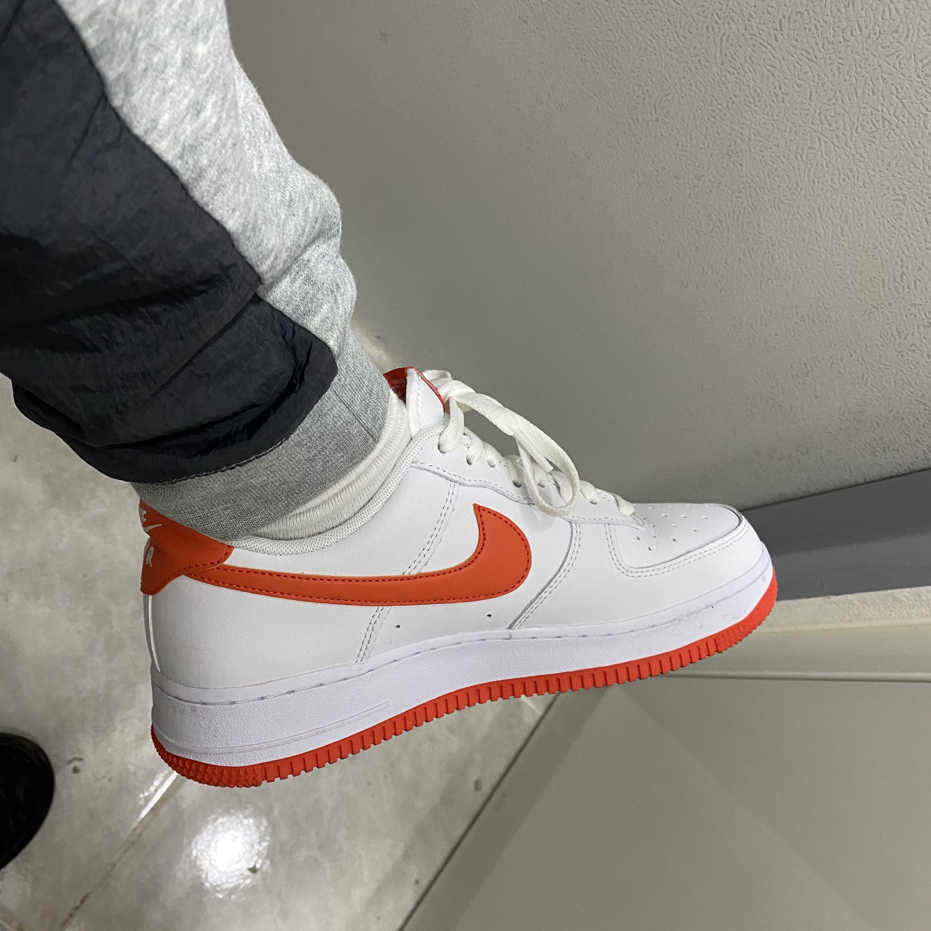 Nike Air Force 1 '07 Low White Team Orange 착용 스타일 - 1