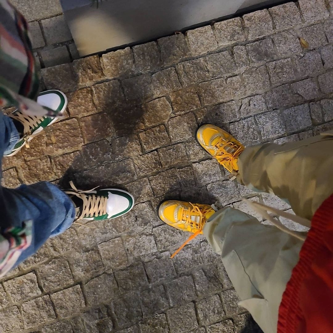 Jordan 1 Retro High OG Celtics, Nike x Off-White Air Rubber Dunk University Gold 착용 스타일 - 2